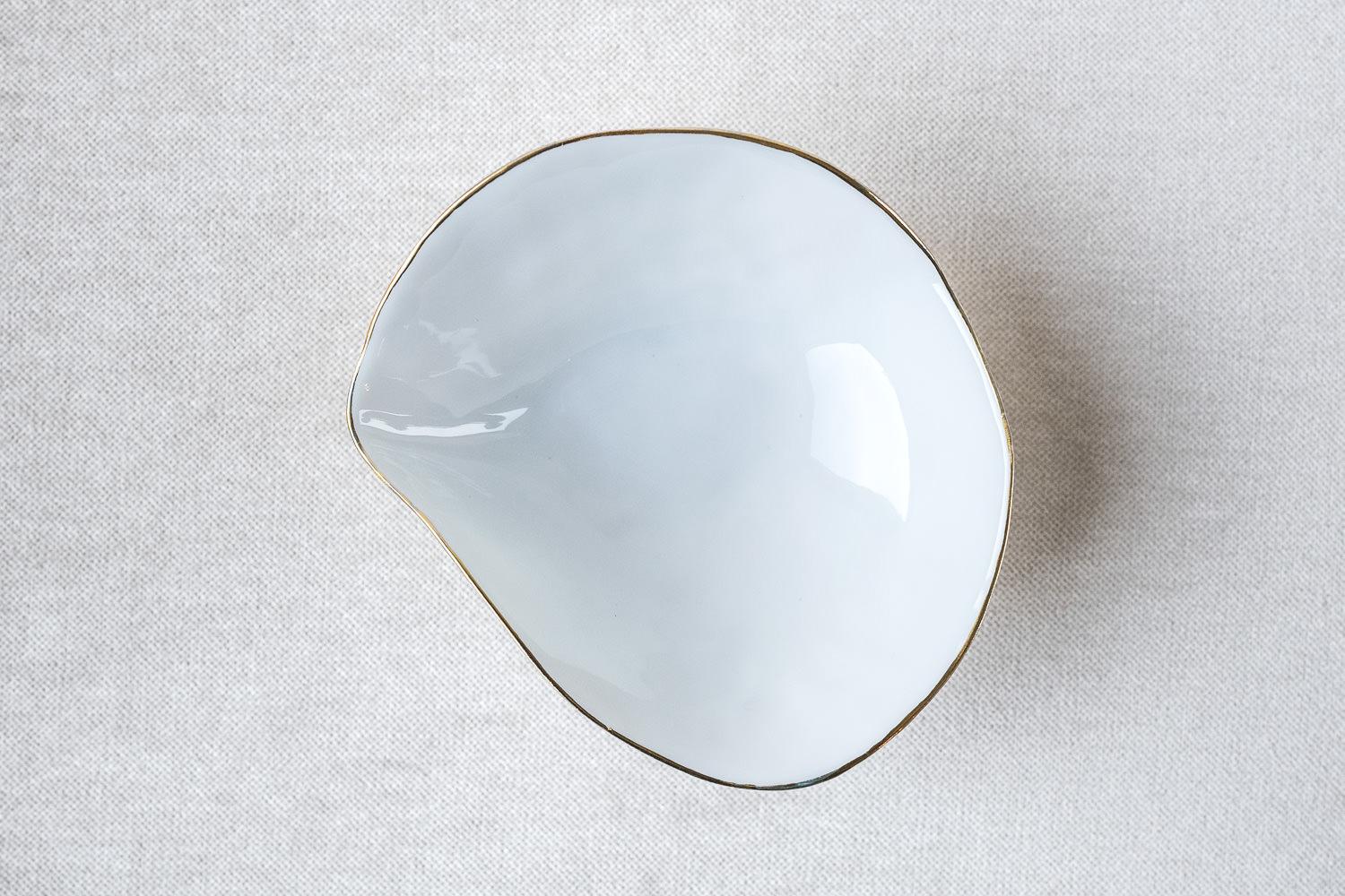 • Small side bowl
• Measures: 10.5cm x 11cm x 4.7cm
• Perfect for a sexy amuse-bouche, a pre-dessert or side dish
• White glazed top, unglazed textured bottom
• With a very luxurious handpainted 24k golden rim 
• Designed in Amsterdam /
