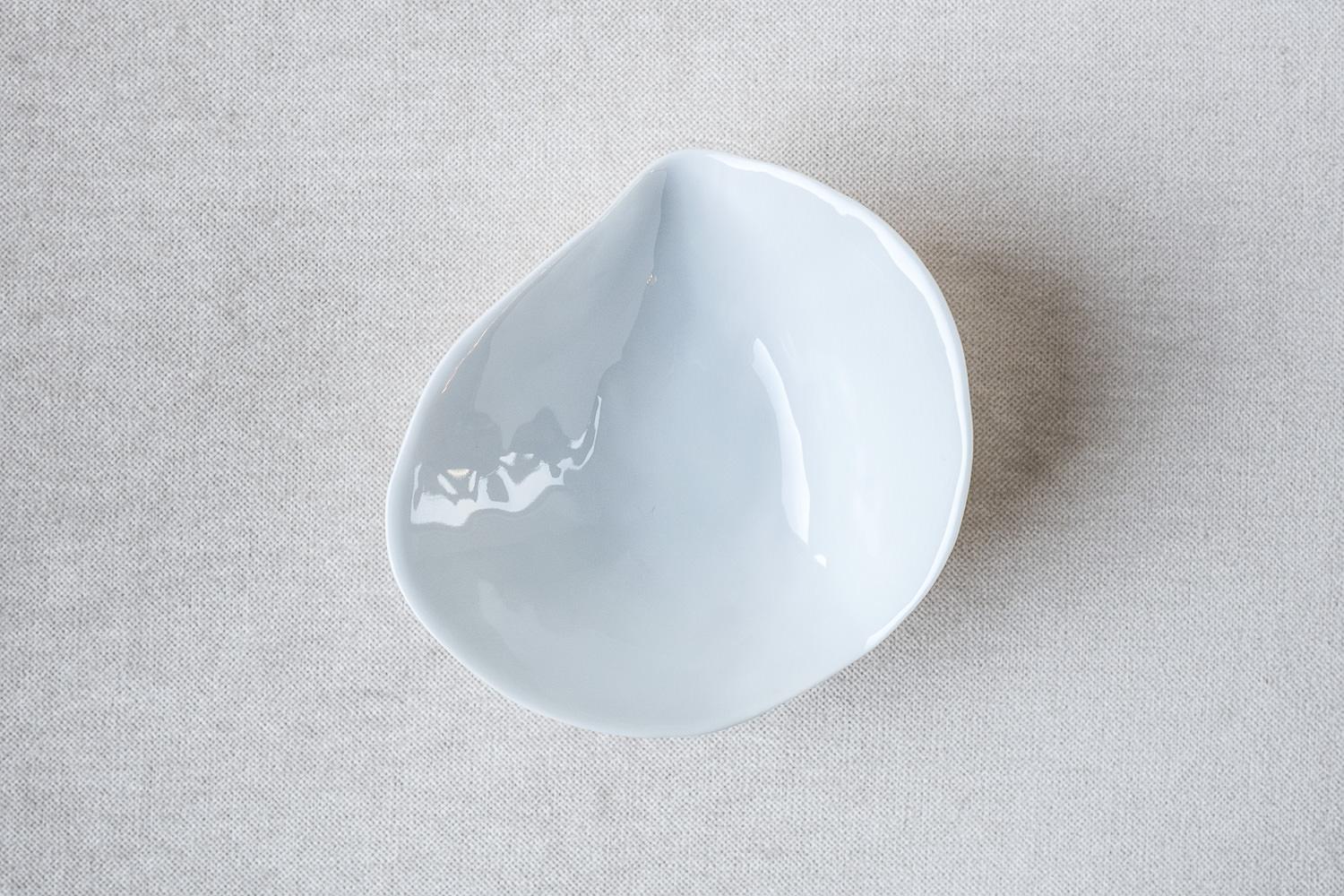 • Small side bowl
• Measures: 10.5cm x 11cm x 4.7cm
• Perfect for a sexy amuse-bouche, a pre-dessert or side dish
• White glazed top, unglazed textured bottom
• Designed in Amsterdam / handmade in France
• True Porcelaine de Limoges
•