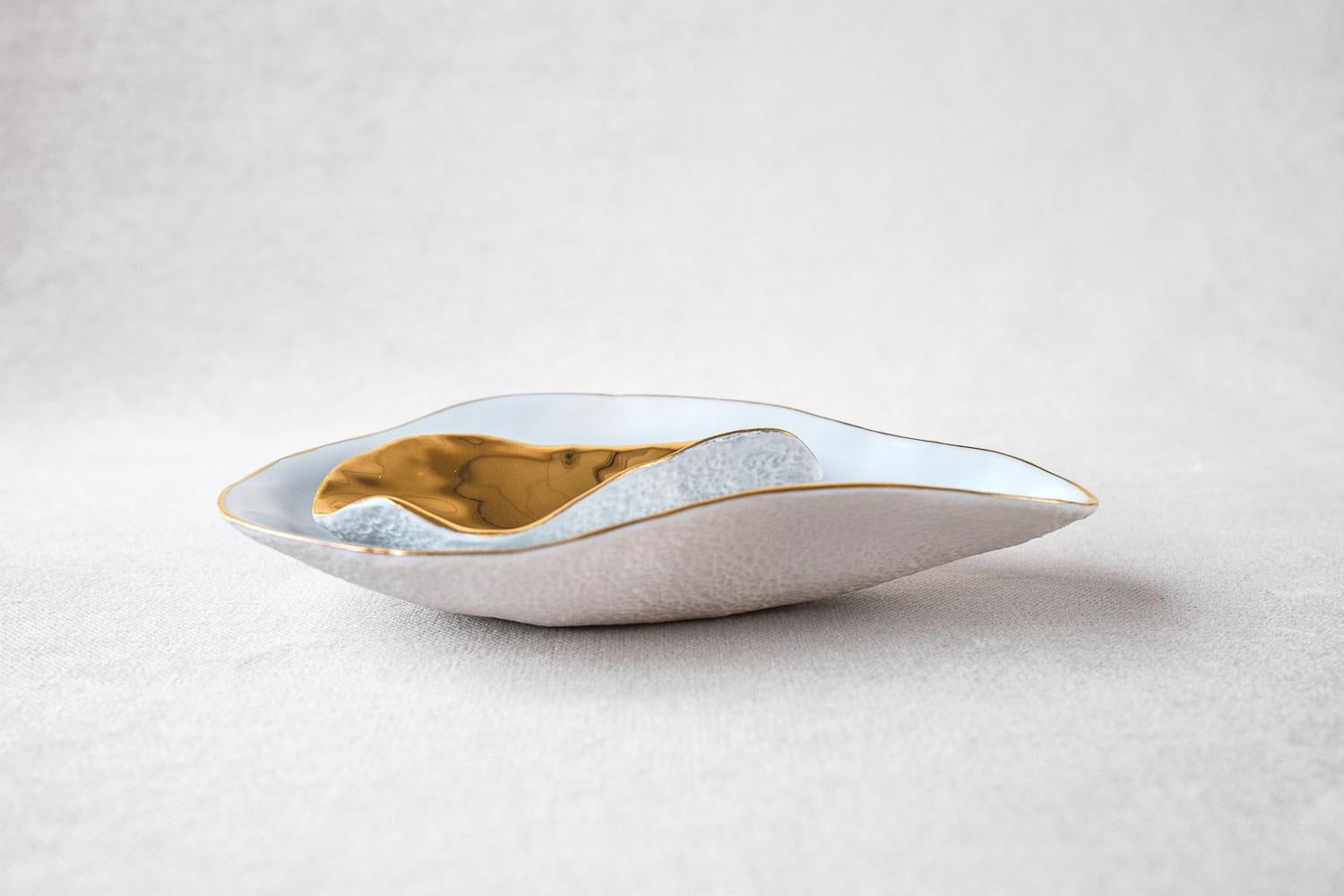 • set of 2 small porcelain side dishes that complement each other
• measures 16cm x 8,5cm x 3cm and 9,5cm x 6cm x 3cm 
• perfect for a sexy amuse-bouche, a pre-dessert or side dish
• for that sexy dinner party
• golden spoon with a very