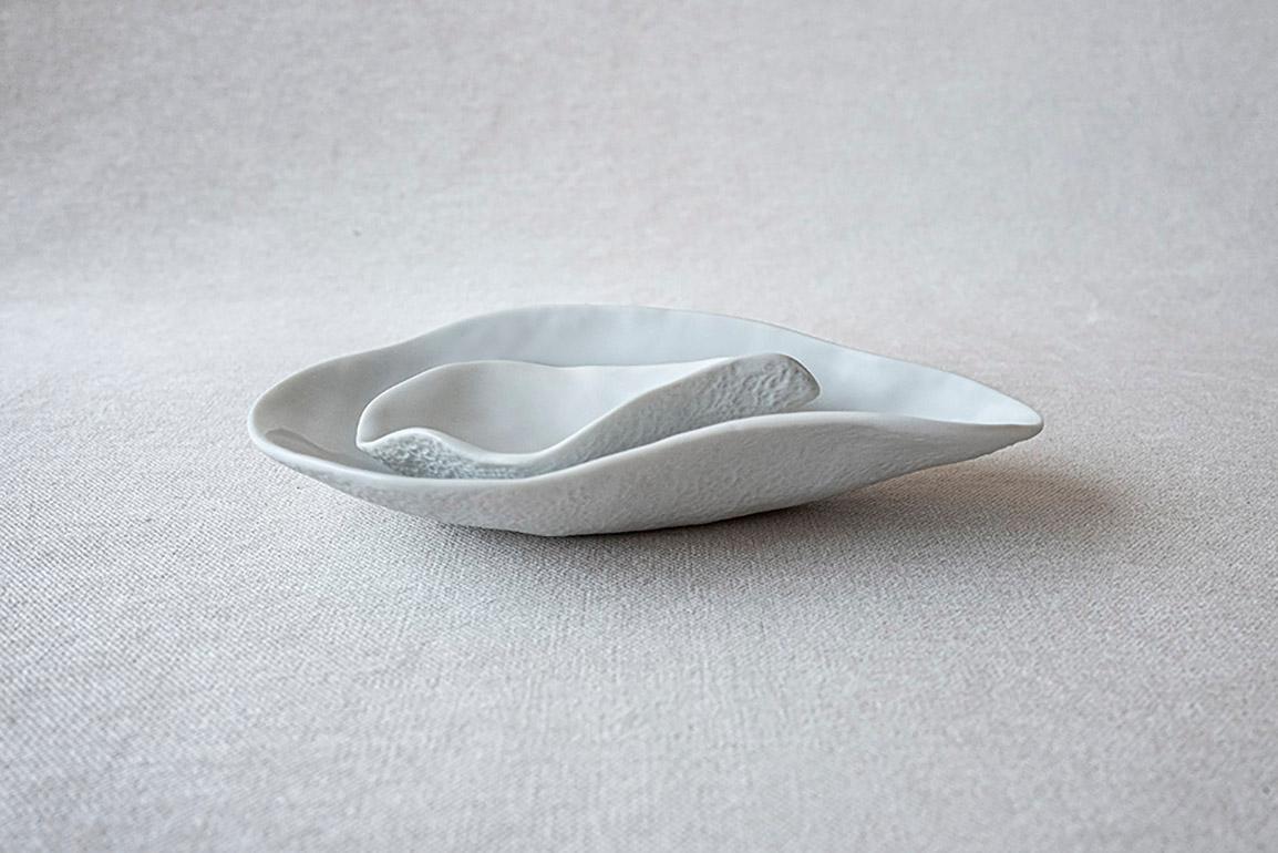 • set of 2 small porcelain side dishes that complement each other
• measures 16cm x 8,5cm x 3cm and 9,5cm x 6cm x 3cm 
• perfect for a sexy amuse-bouche, a pre-dessert or side dish
• for that sexy dinner party
• white glazed top and unglazed