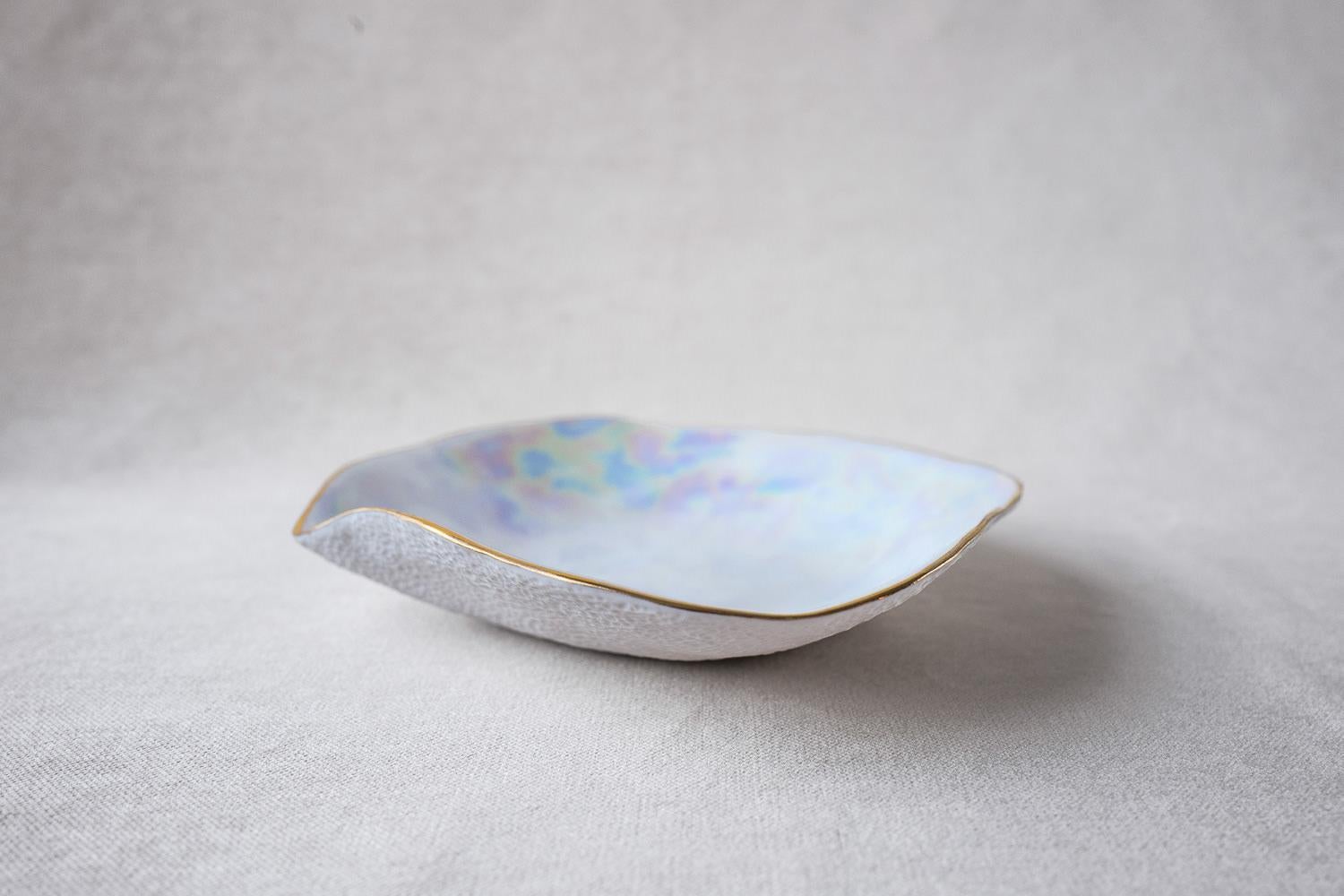• Small plate
• Measures: 18cm x 17cm x 4cm 
• Perfect for a starter, dessert or side dish
• Glamorous iridescent glazed top, textured bottom
• With a very luxurious 24k handpainted golden rim
• Designed in Amsterdam / handmade in France
•