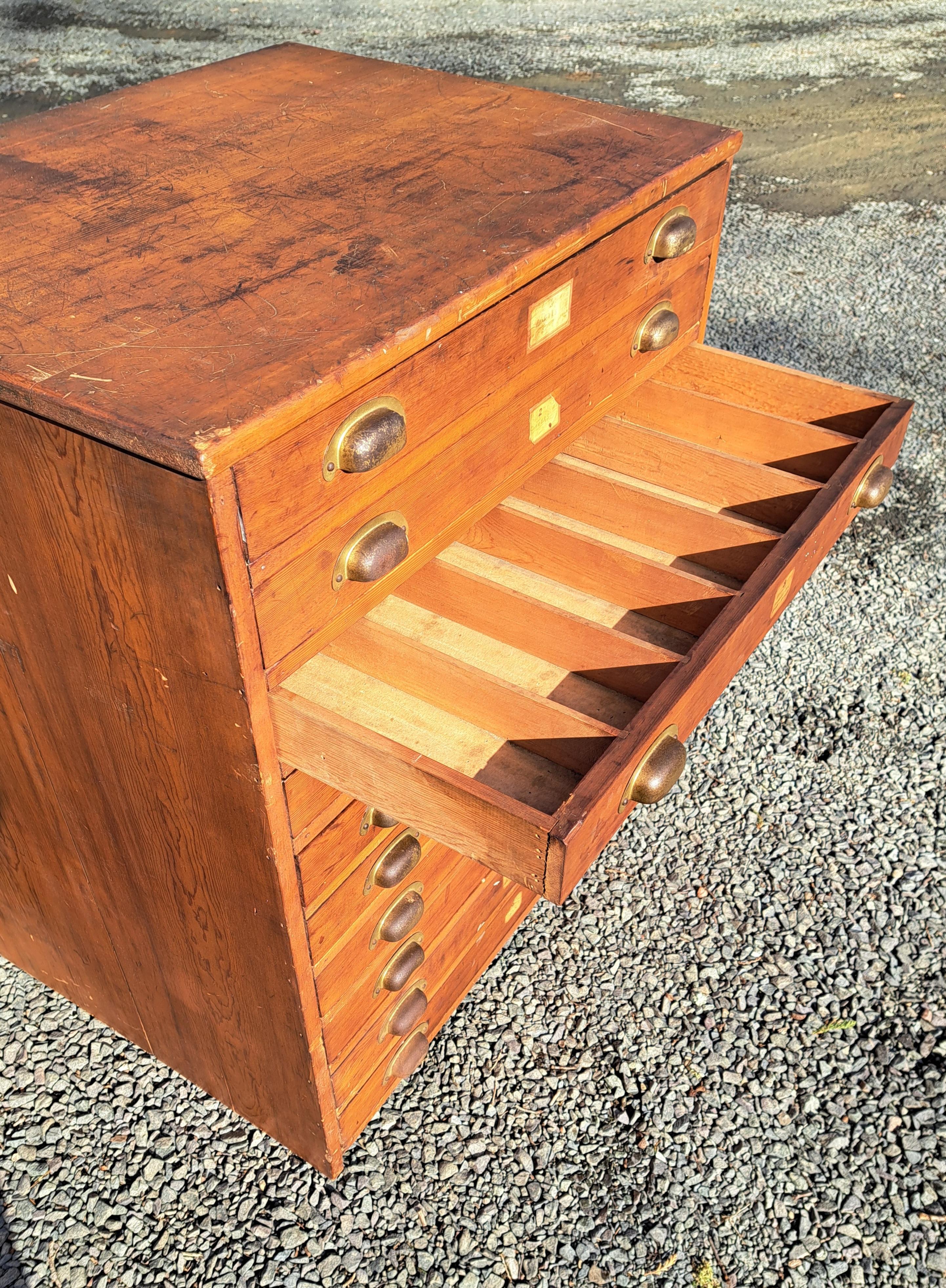Industrieller Schrank mit 10 Schubladen, geteilte Schubladen (Holz) im Angebot