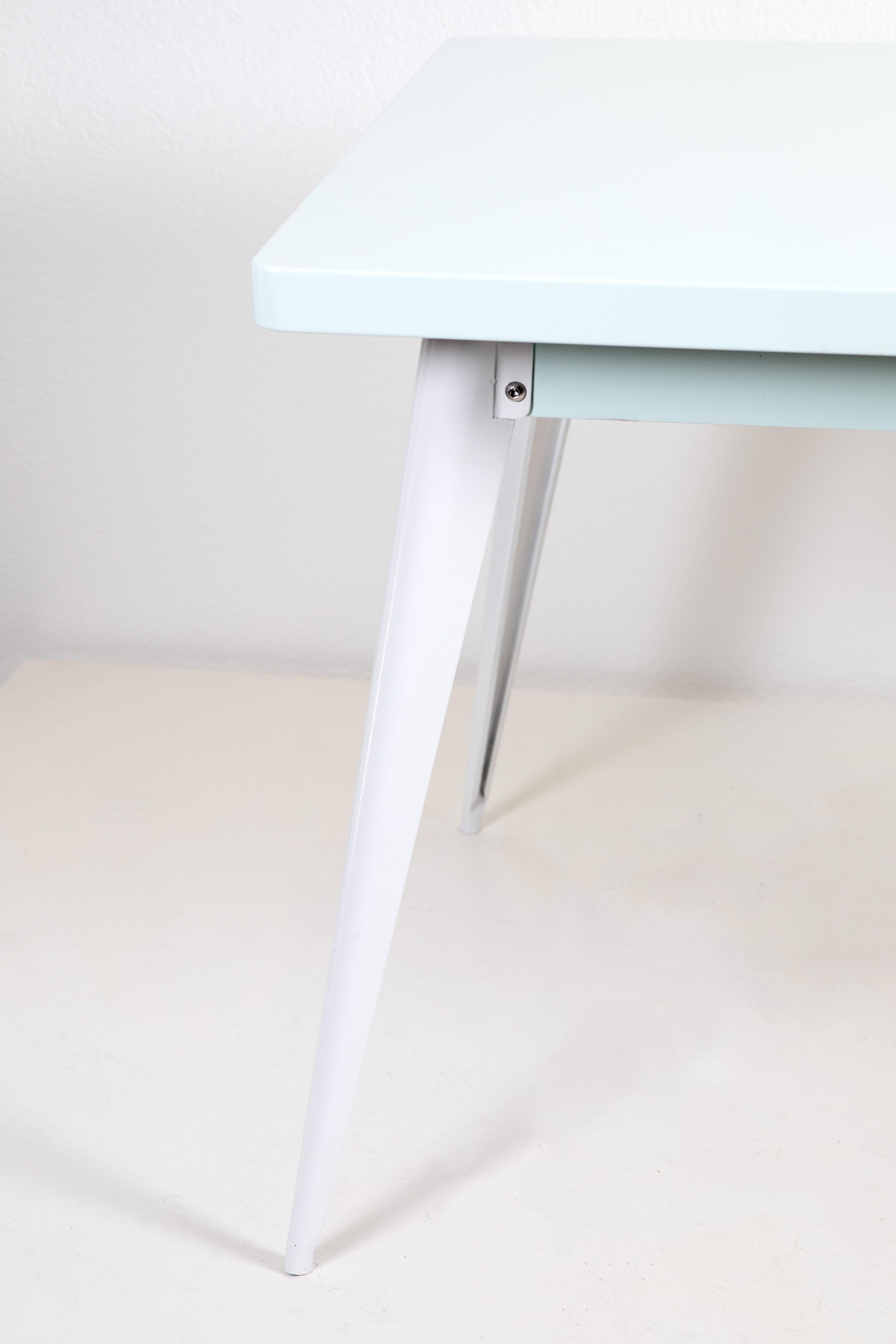 Questo tavolo industriale da cucina o da giardino degli anni '50 è un pezzo forte che dona funzionalità e fascino senza tempo a qualsiasi spazio. Con la sua solida struttura in metallo e le sue linee pulite e minimaliste, incarna il design