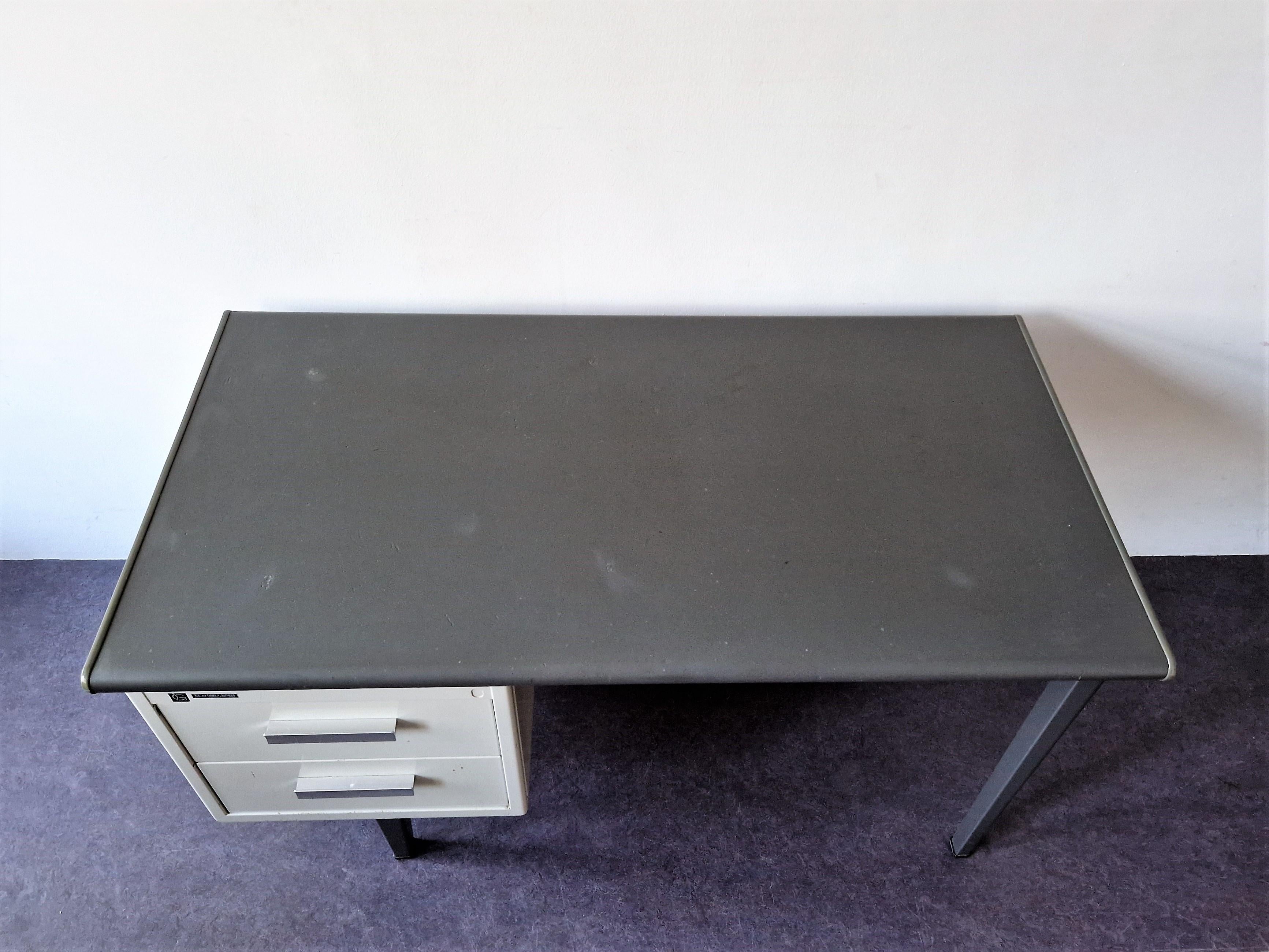 Dutch Industrial 7900 series 'Economy' desk by André Cordemeyer for Gispen, 1960's For Sale