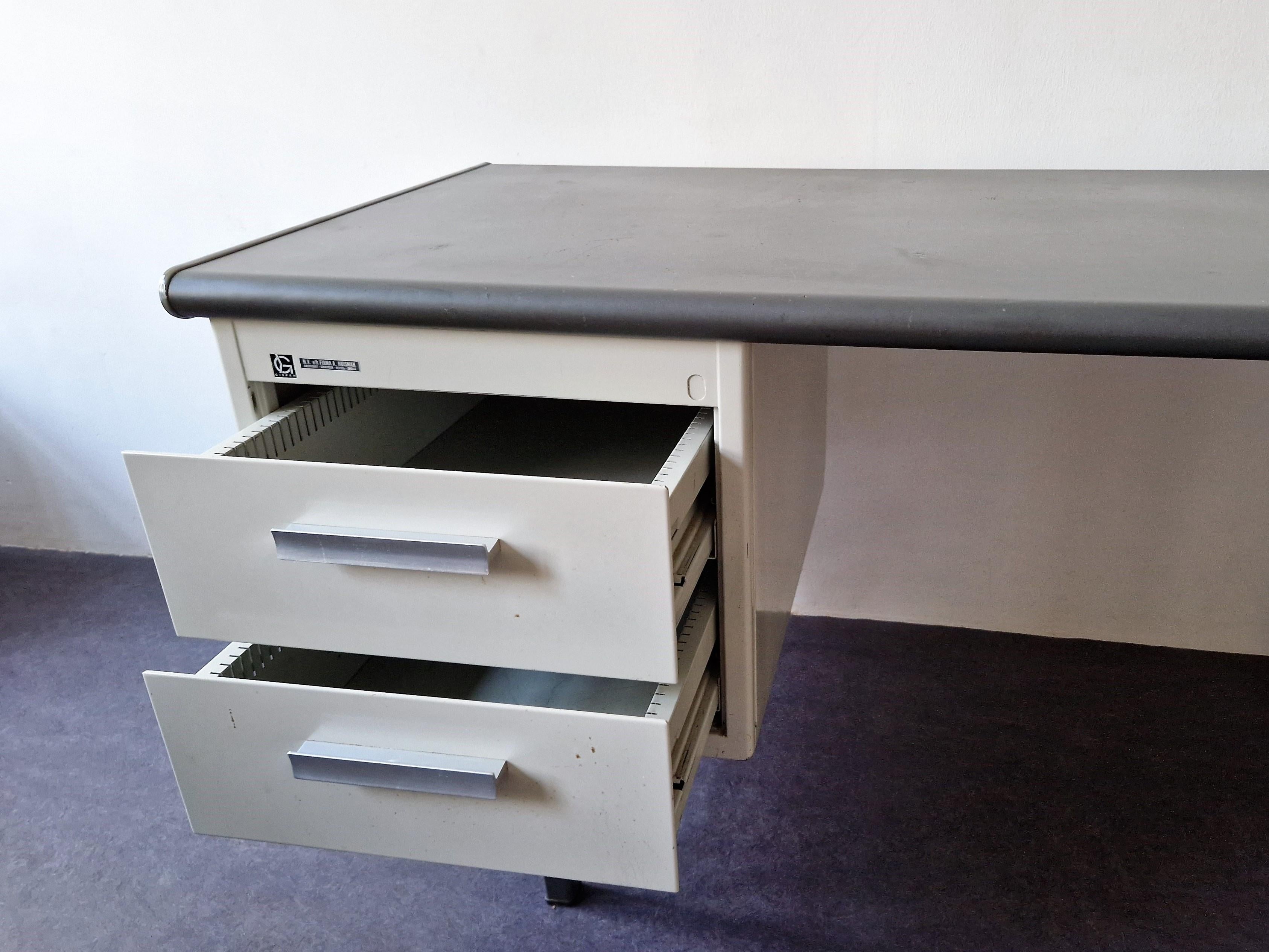 Industrial 7900 series 'Economy' desk by André Cordemeyer for Gispen, 1960's In Good Condition For Sale In Steenwijk, NL