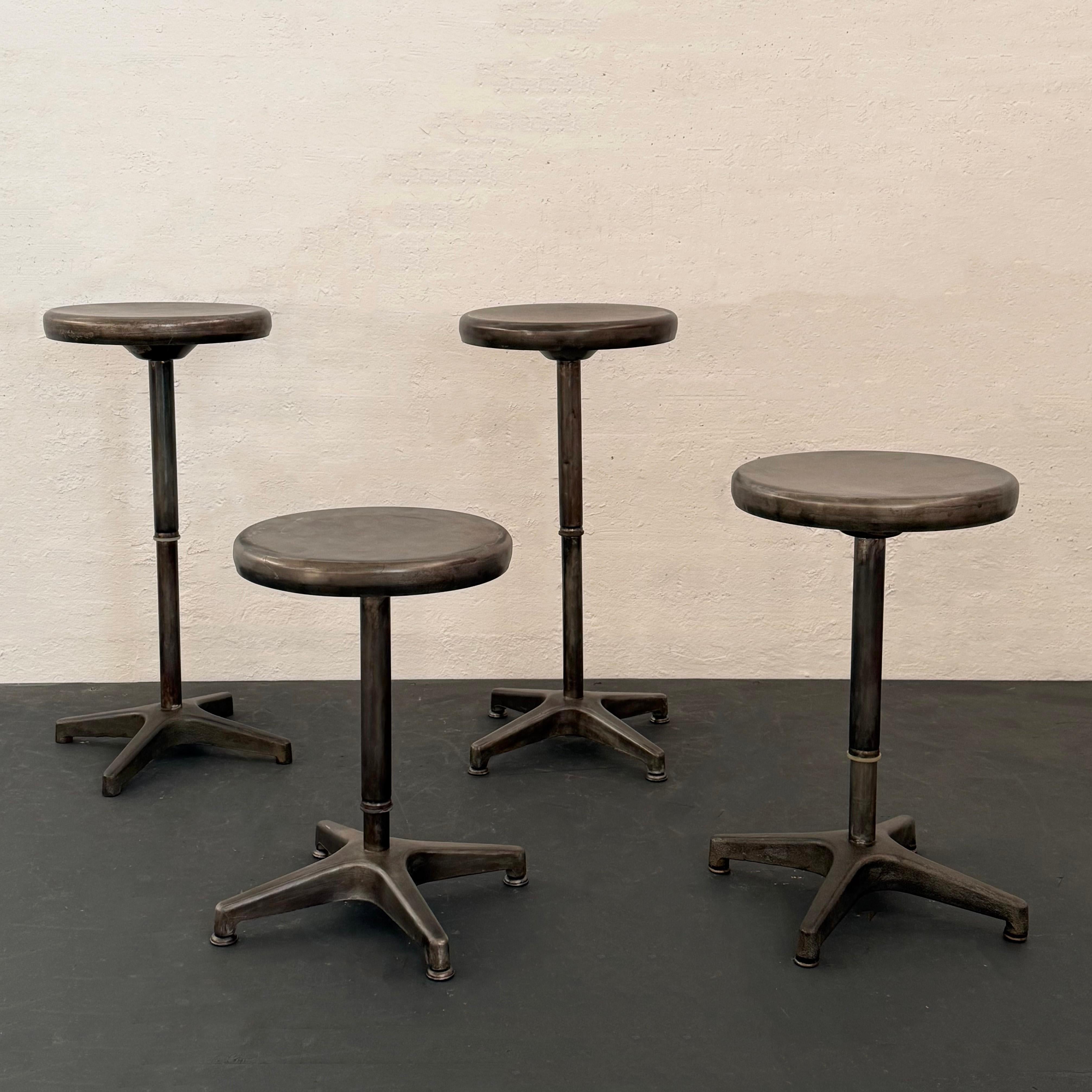 Cet ensemble de 4 tabourets en acier brossé de style industriel du milieu du siècle comporte des sièges pivotants ronds de 13 pouces qui sont réglables en hauteur, de la hauteur de salle à manger de 18,5 pouces à la hauteur de comptoir de 27 pouces.