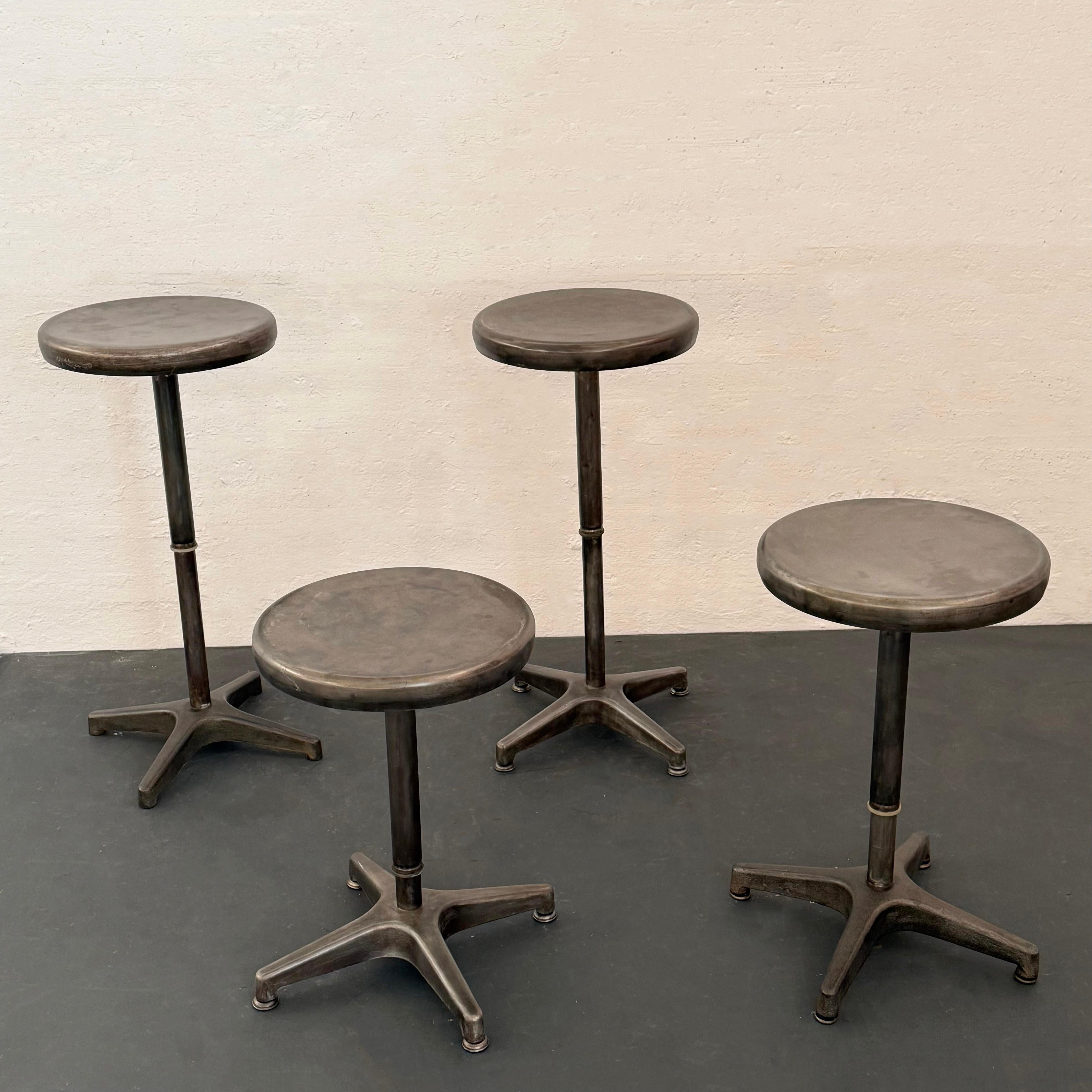 Tabourets pivotants sur piédestal industriels réglables en acier brossé Bon état à Brooklyn, NY
