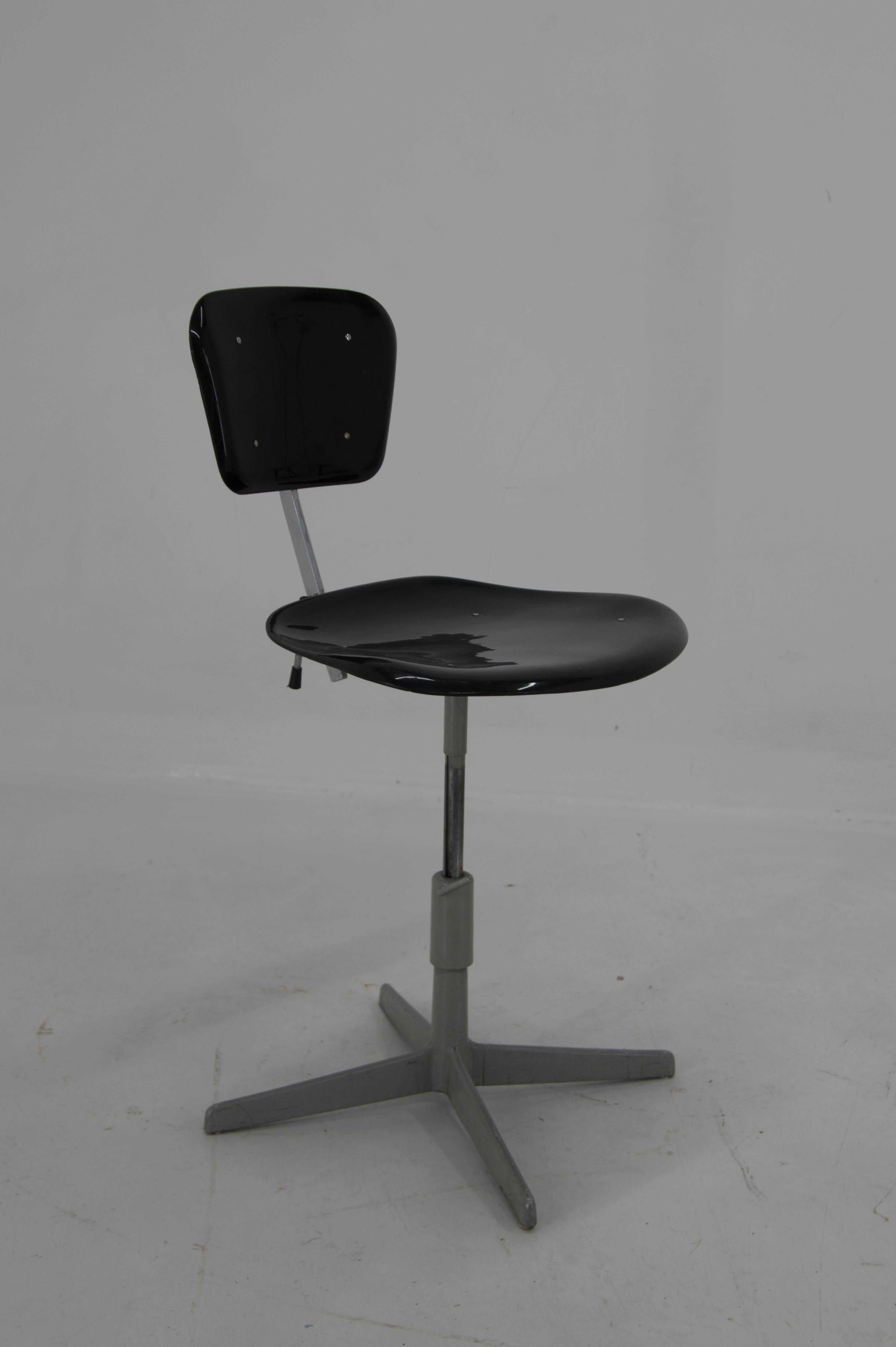 Working or office chair made in 1960s
Adjustable seat height and backrest angle.
Very good original condition, plastic with some scratches.
Measure: Seat height: 41cm-56cm.