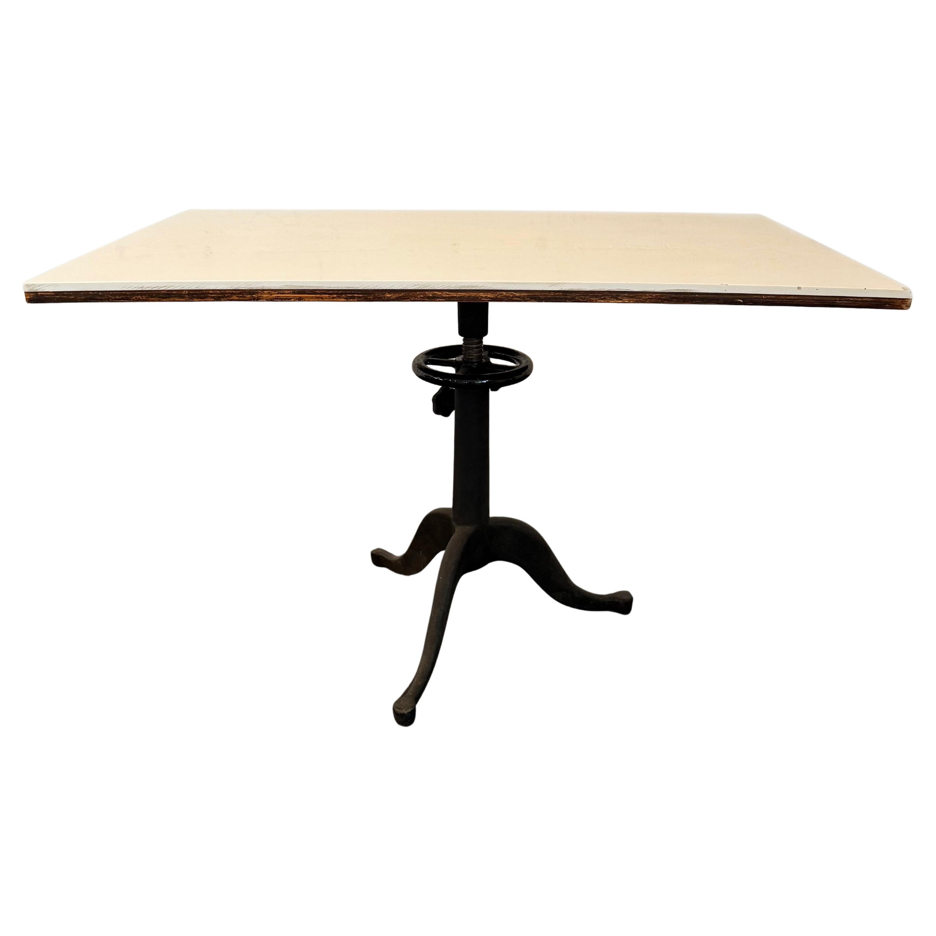 Mesa de pedestal industrial regulable de cerámica blanca y hierro fundido