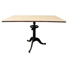 Mesa de pedestal industrial regulable de cerámica blanca y hierro fundido