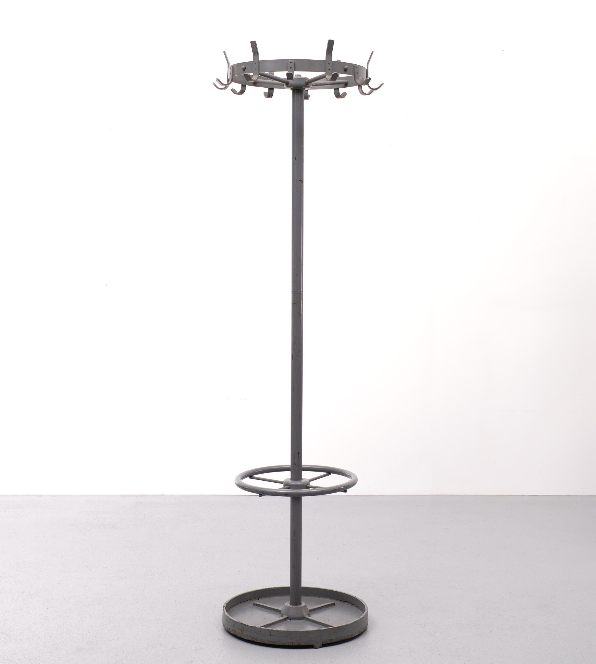 Very nice Industrial standing coat rack. Metal revolving top.
Cast Iron base .Beautiful Grey color. Signed ''Ahrend De Circel Aug 1966 ''.
 
  