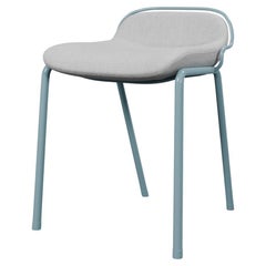 Sgabello industriale con finitura ad aria DUV e tessuto crema realizzato a mano da Fabrice