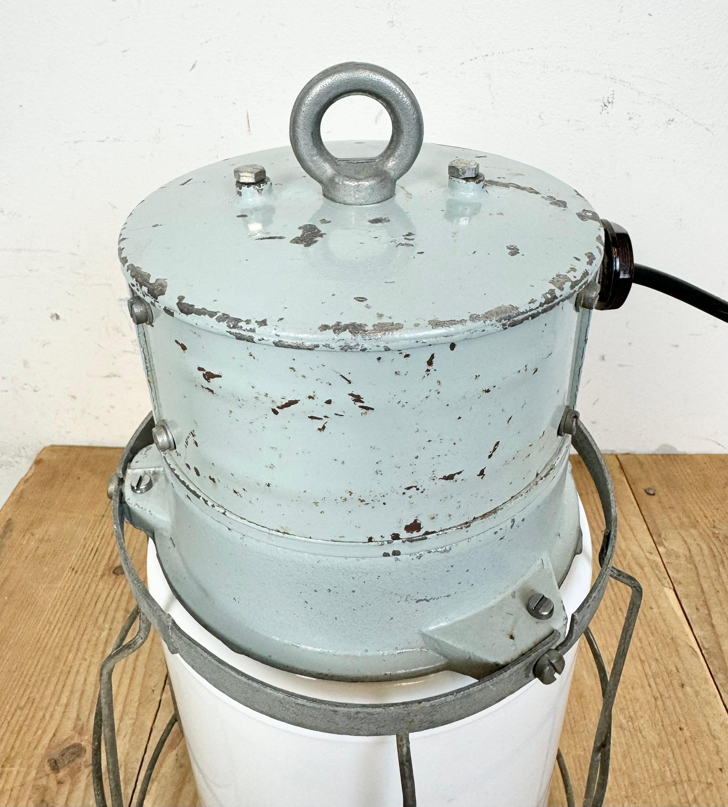 Industrielle Käfigleuchte aus Aluminium mit Milchglas von Elektrosvit, 1970er Jahre im Angebot 8
