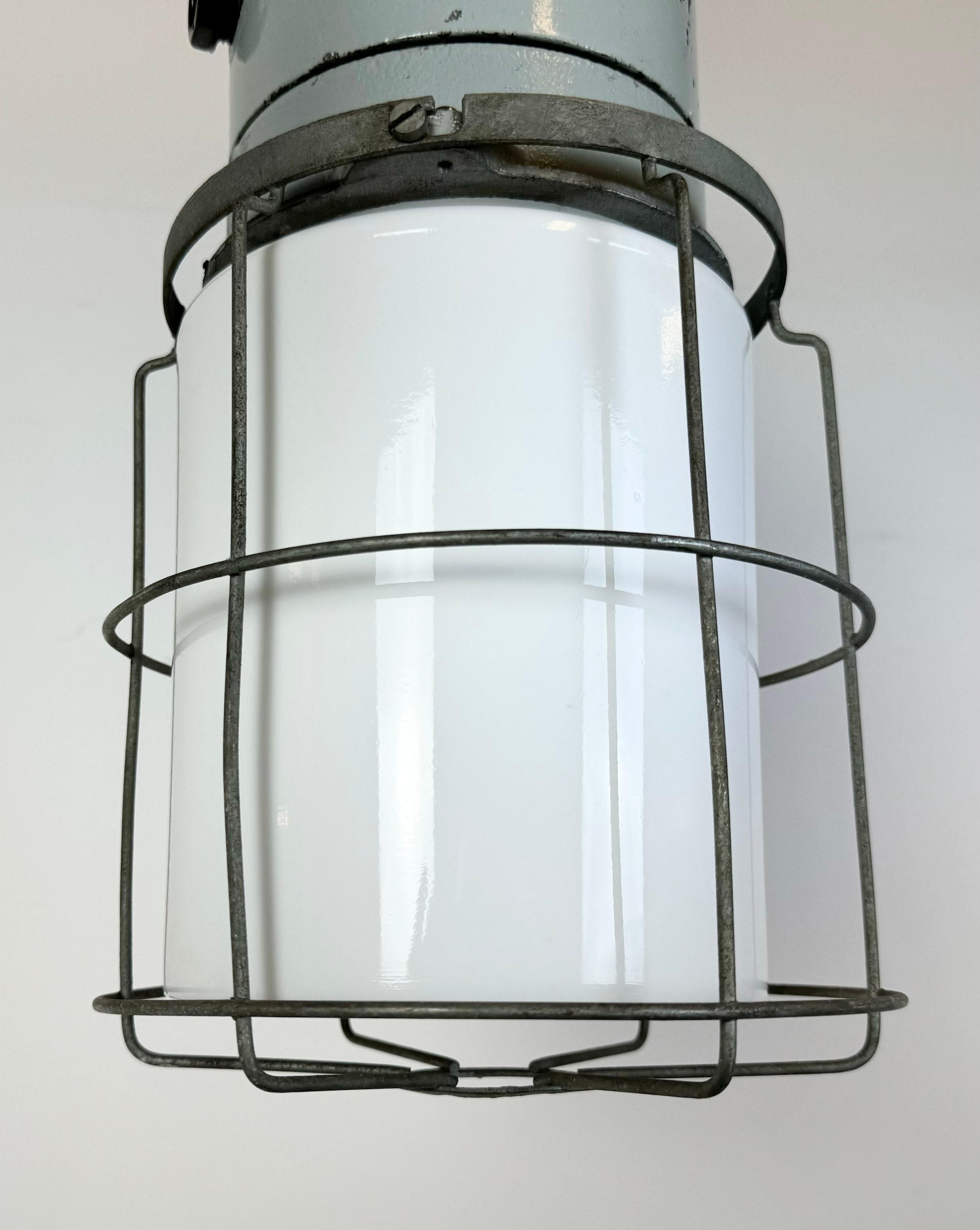 Industrielle Käfigleuchte aus Aluminium mit Milchglas von Elektrosvit, 1970er Jahre (Tschechisch) im Angebot