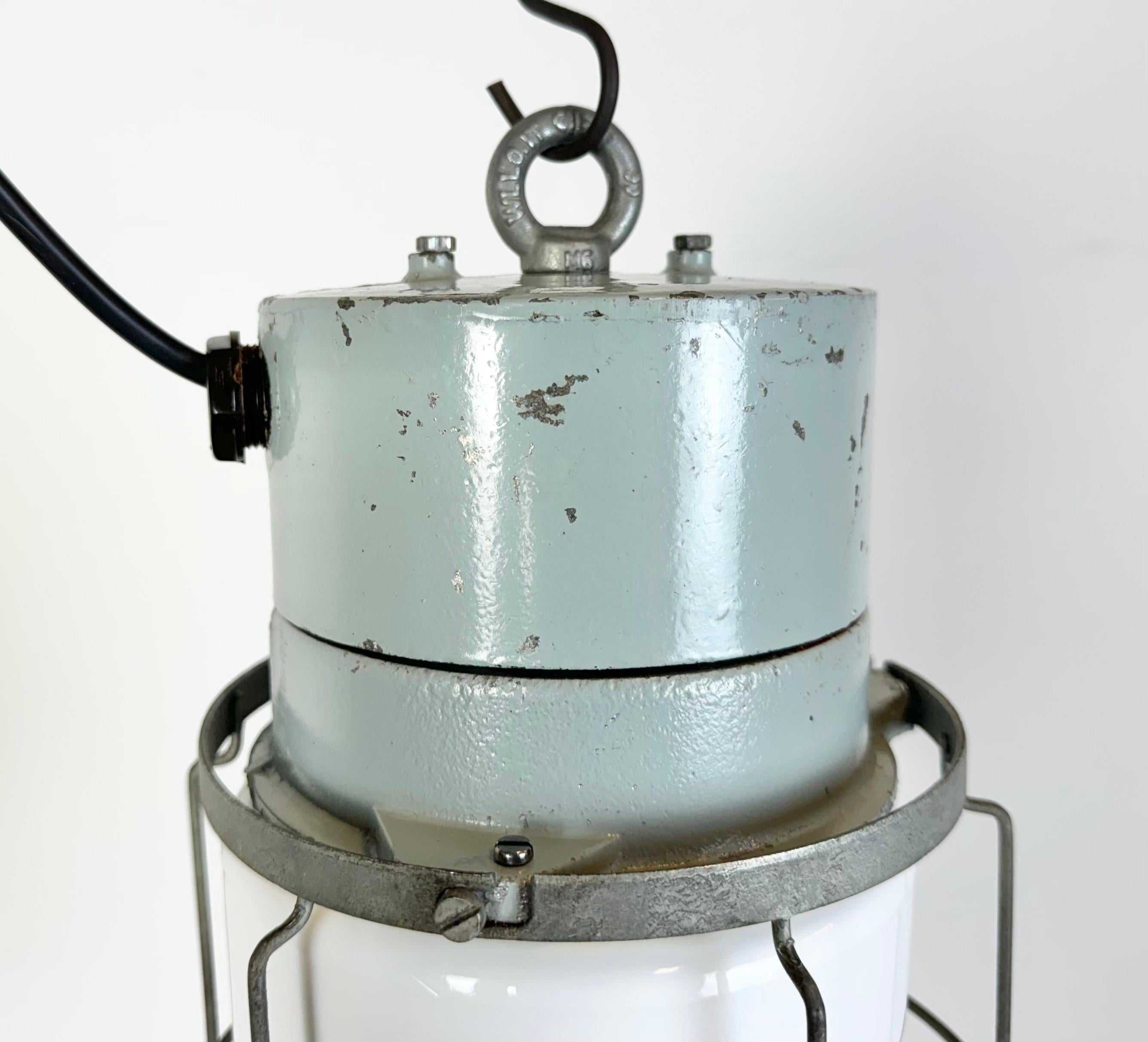 Industrielle Käfigleuchte aus Aluminium mit Milchglas von Elektrosvit, 1970er Jahre im Zustand „Gut“ im Angebot in Kojetice, CZ