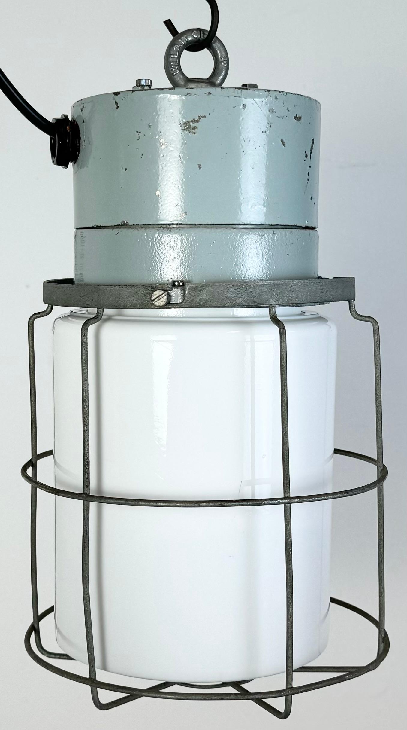 Industrielle Käfigleuchte aus Aluminium mit Milchglas von Elektrosvit, 1970er Jahre (Ende des 20. Jahrhunderts) im Angebot