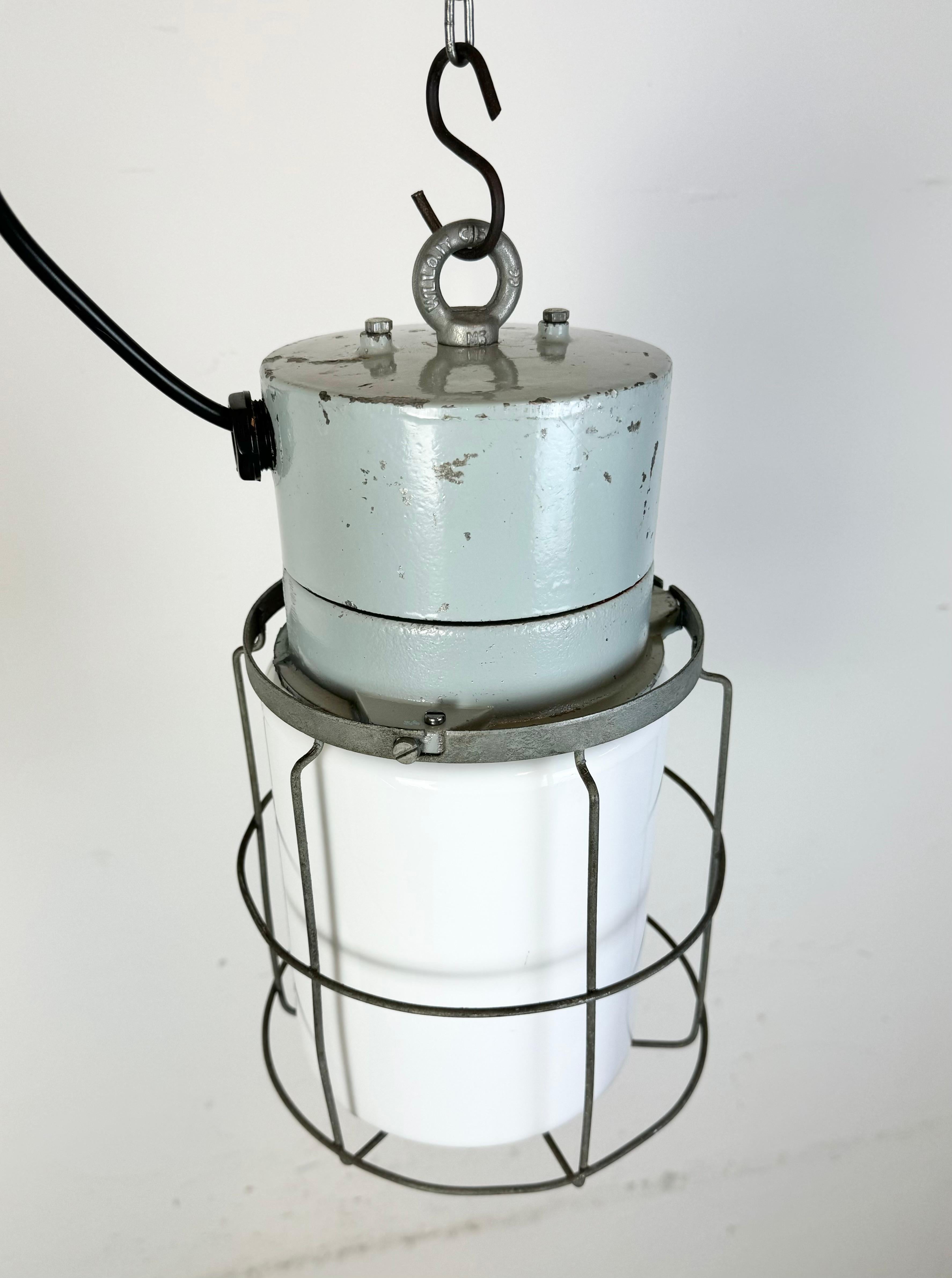 Industrielle Käfigleuchte aus Aluminium mit Milchglas von Elektrosvit, 1970er Jahre im Angebot 1
