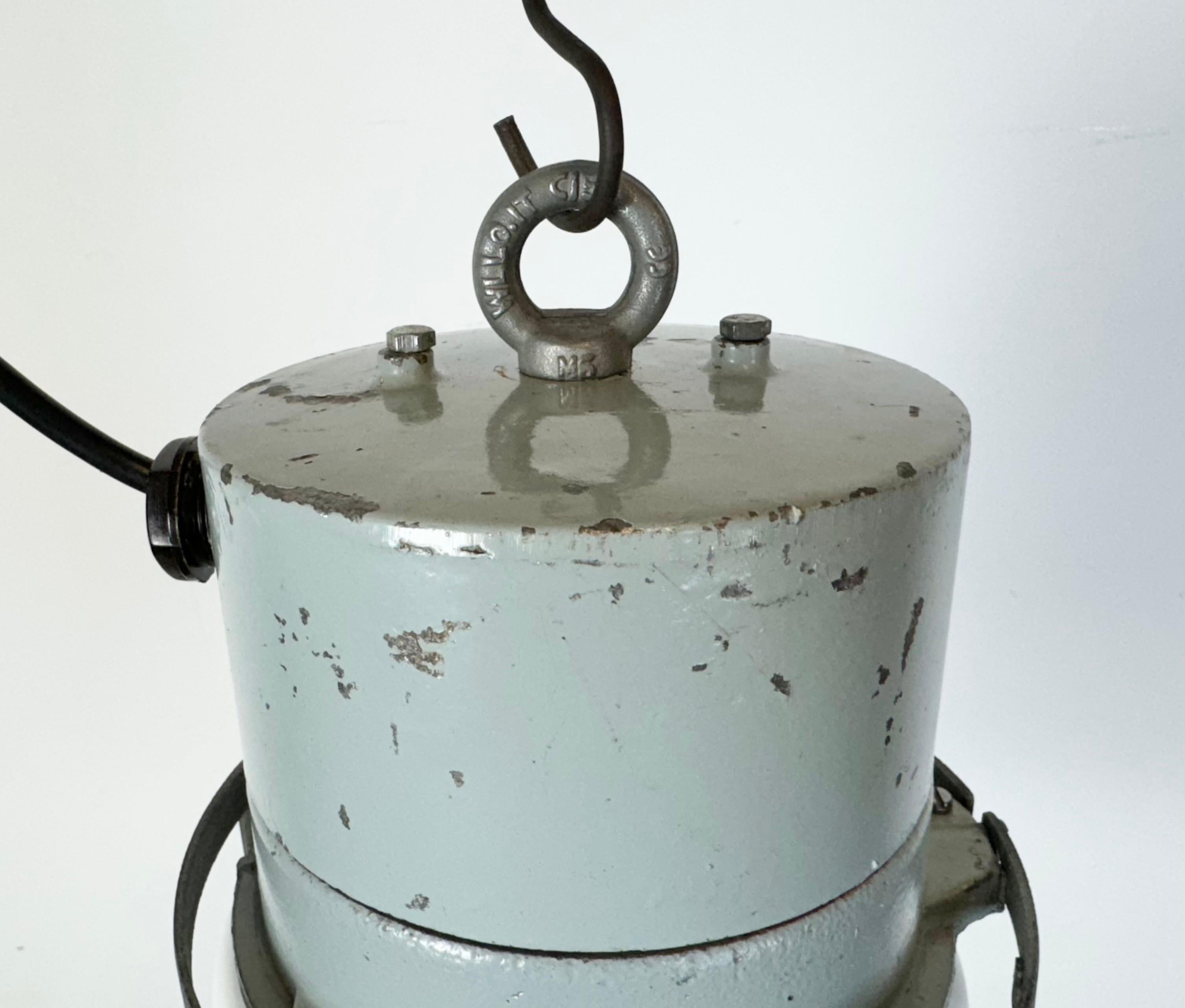 Industrielle Käfigleuchte aus Aluminium mit Milchglas von Elektrosvit, 1970er Jahre im Angebot 2