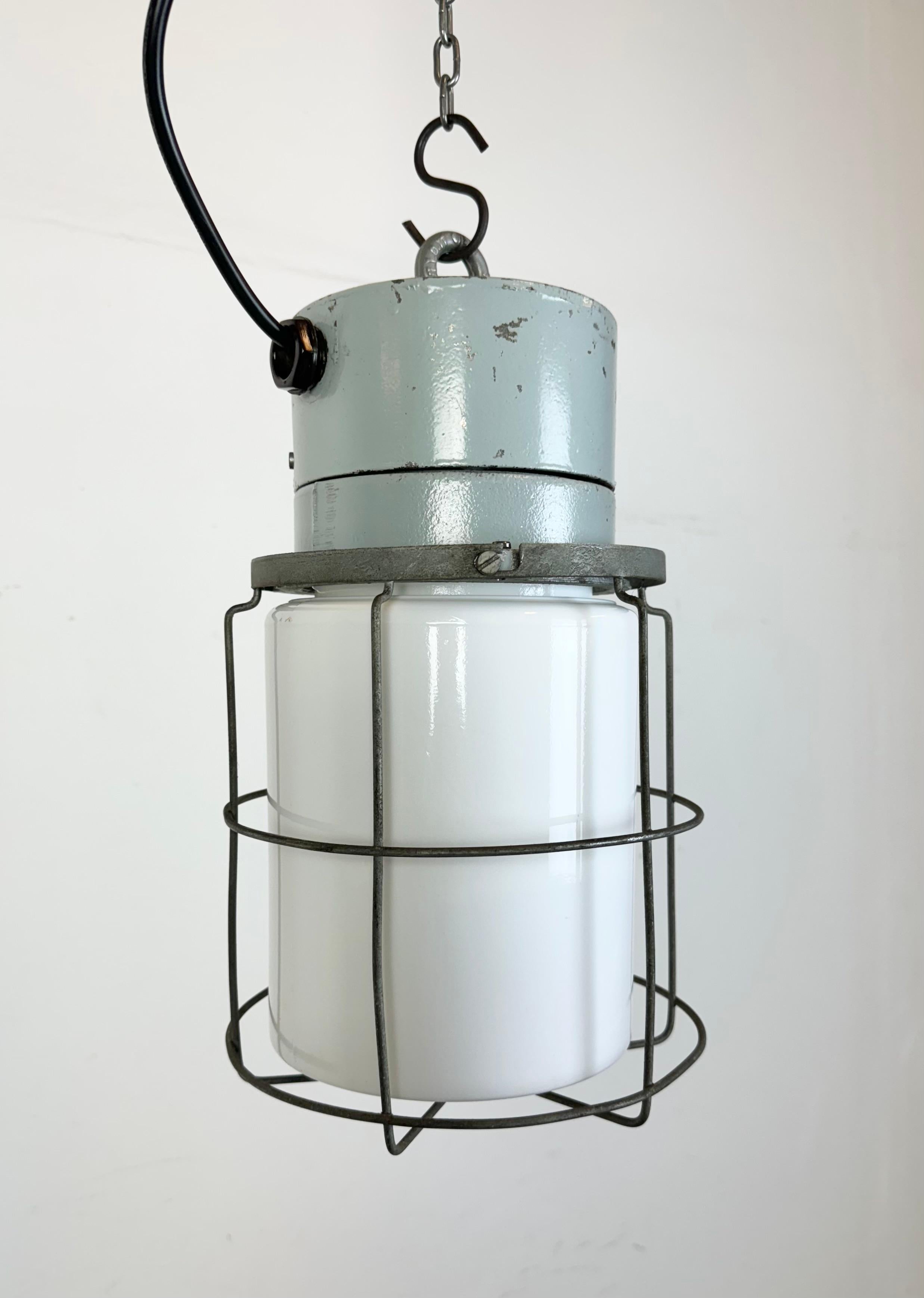 Industrielle Käfigleuchte aus Aluminium mit Milchglas von Elektrosvit, 1970er Jahre im Angebot 3