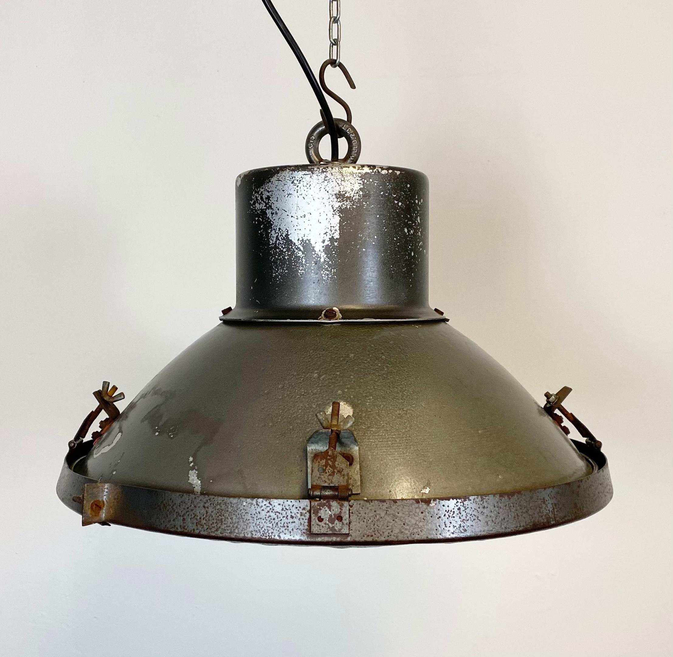 Industrial lamp made in former Czechoslovakia during the 1960s.It features an aluminum body, an iron top and clear glass cover. New porcelain socket for E 27 lightbulbs and wire.
The weight of the lamp is 3 kg.