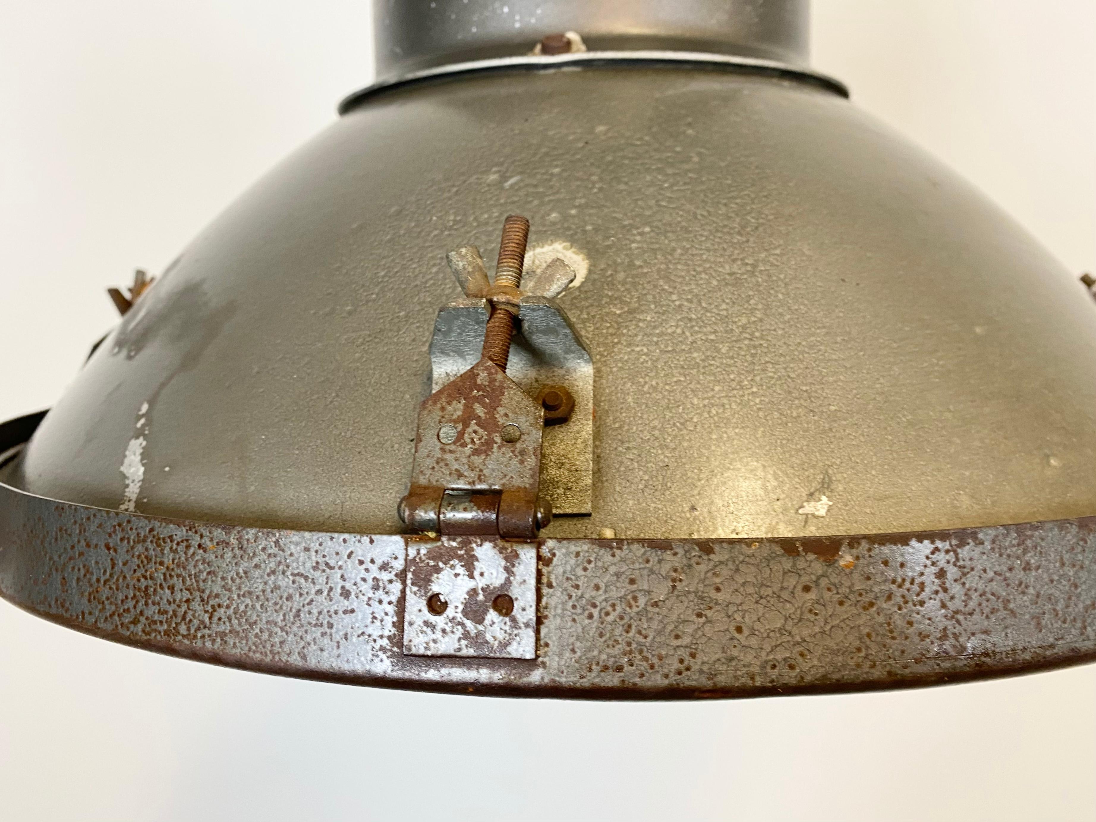 Alluminio Lampada industriale da fabbrica in alluminio con copertura in vetro, anni '60 in vendita
