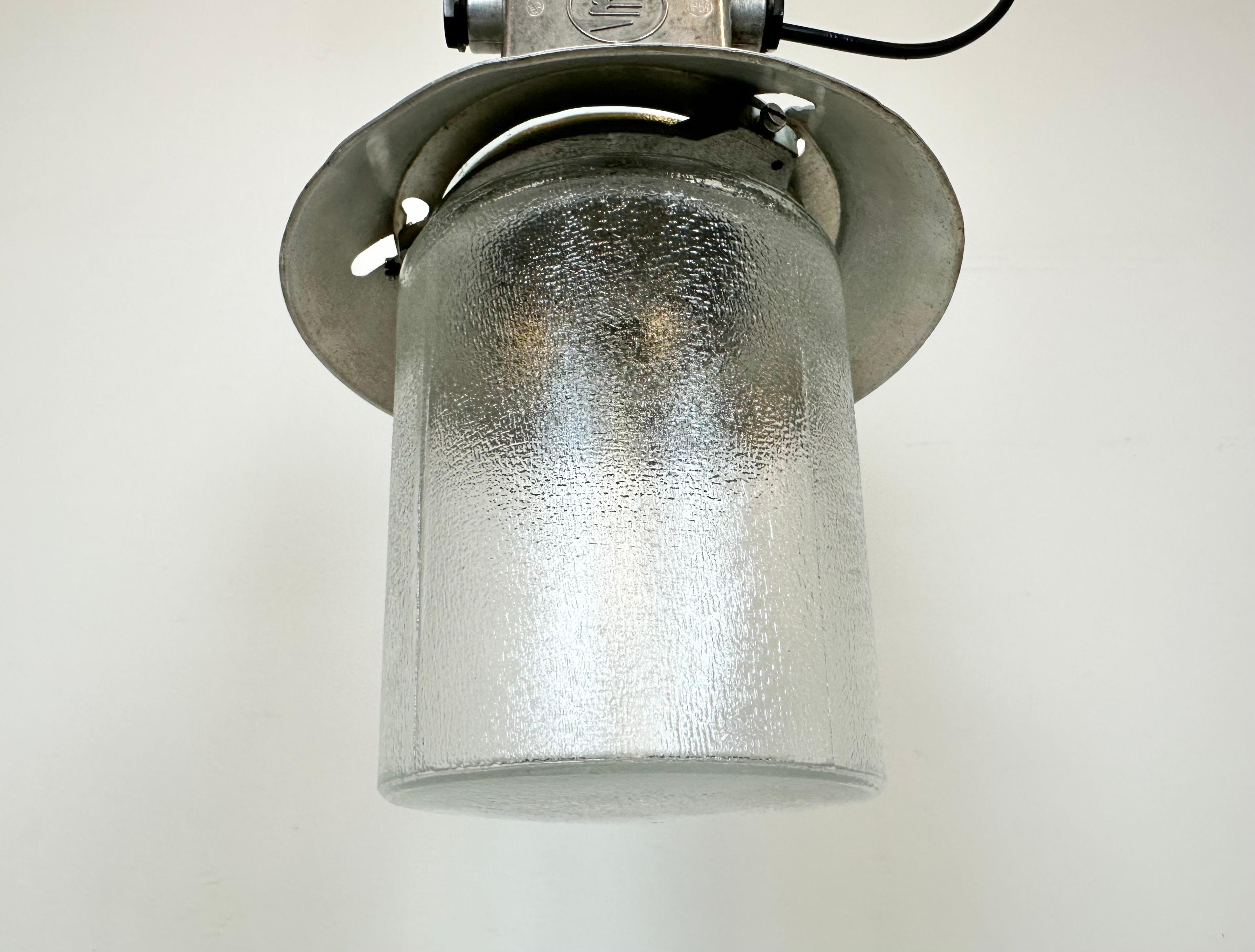 Lampada industriale in alluminio con copertura in vetro di Elektrosvit, anni '70 In condizioni buone in vendita a Kojetice, CZ