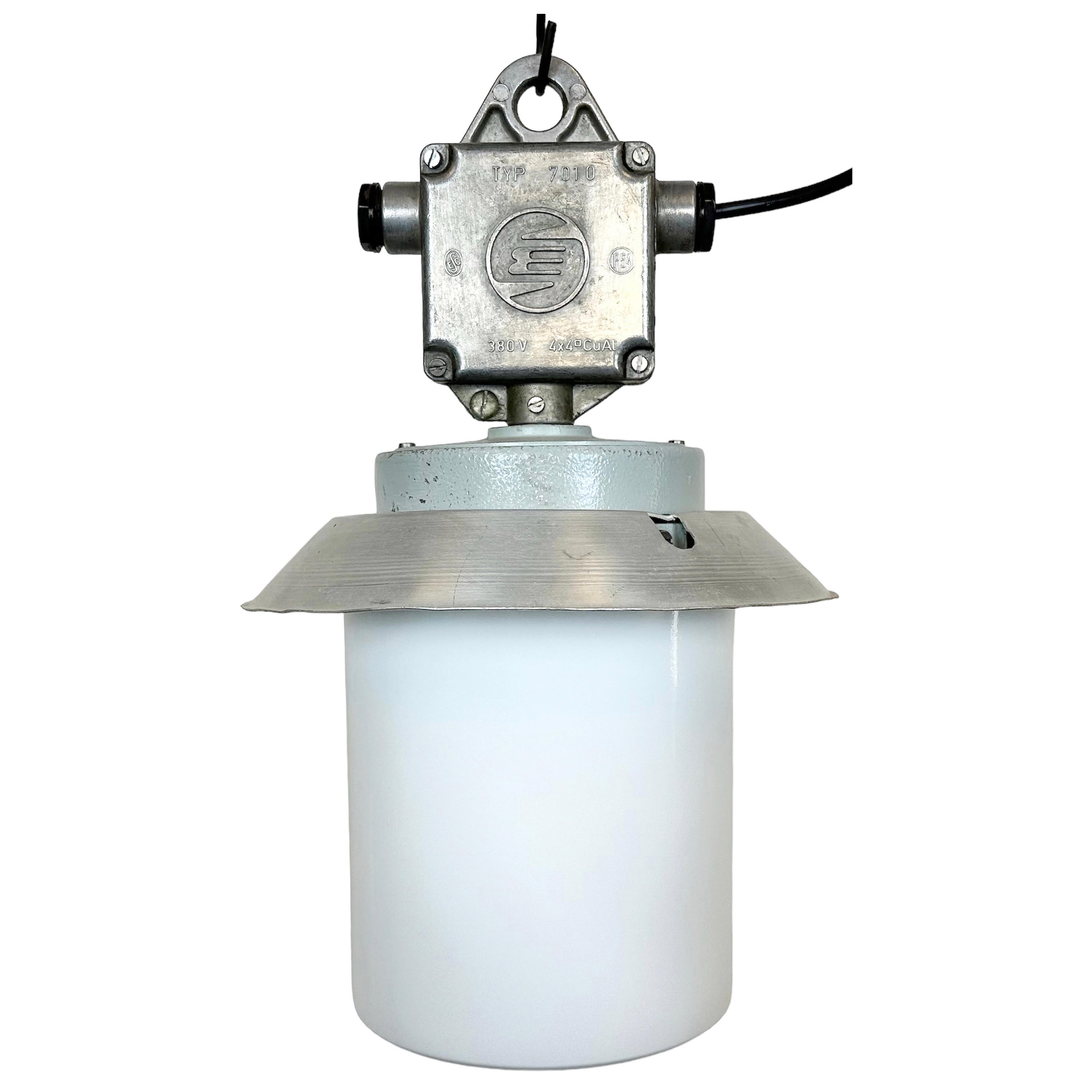 Lampada industriale in alluminio con copertura in vetro di latte di Elektrosvit, anni '70
