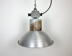 Lampe à suspension industrielle en aluminium de Polam Wilkasy, années 1960