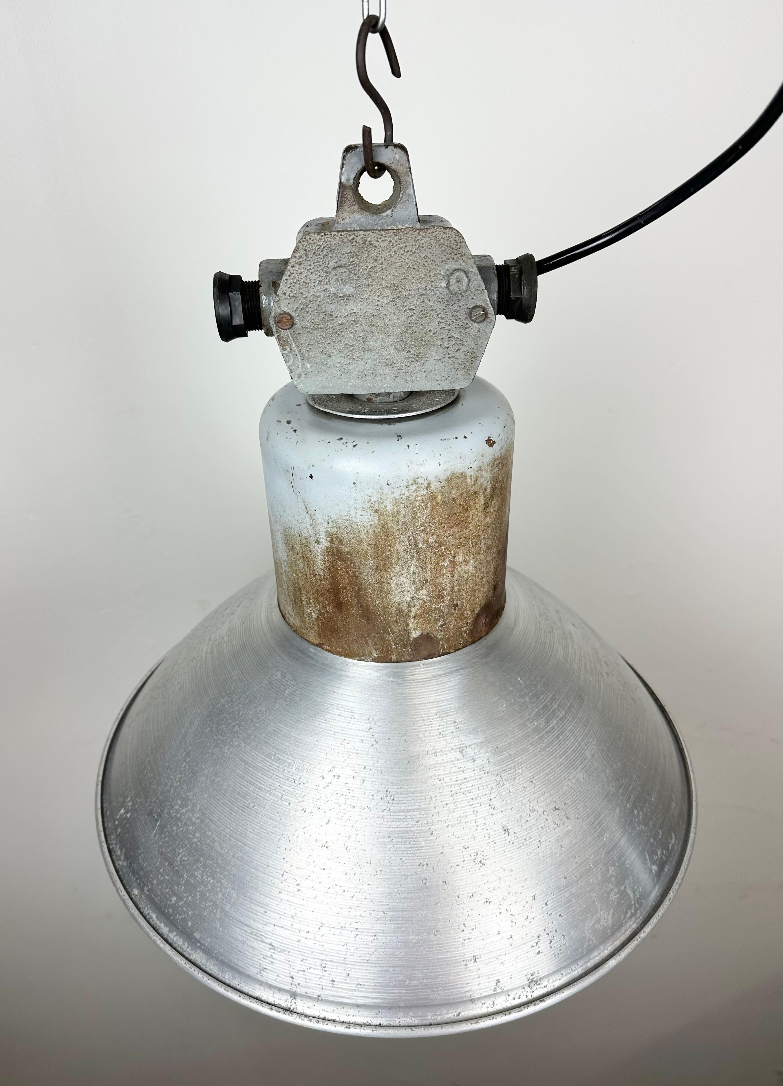 Lampada a sospensione industriale in alluminio di Polam Wilkasy, anni '60 in vendita 1