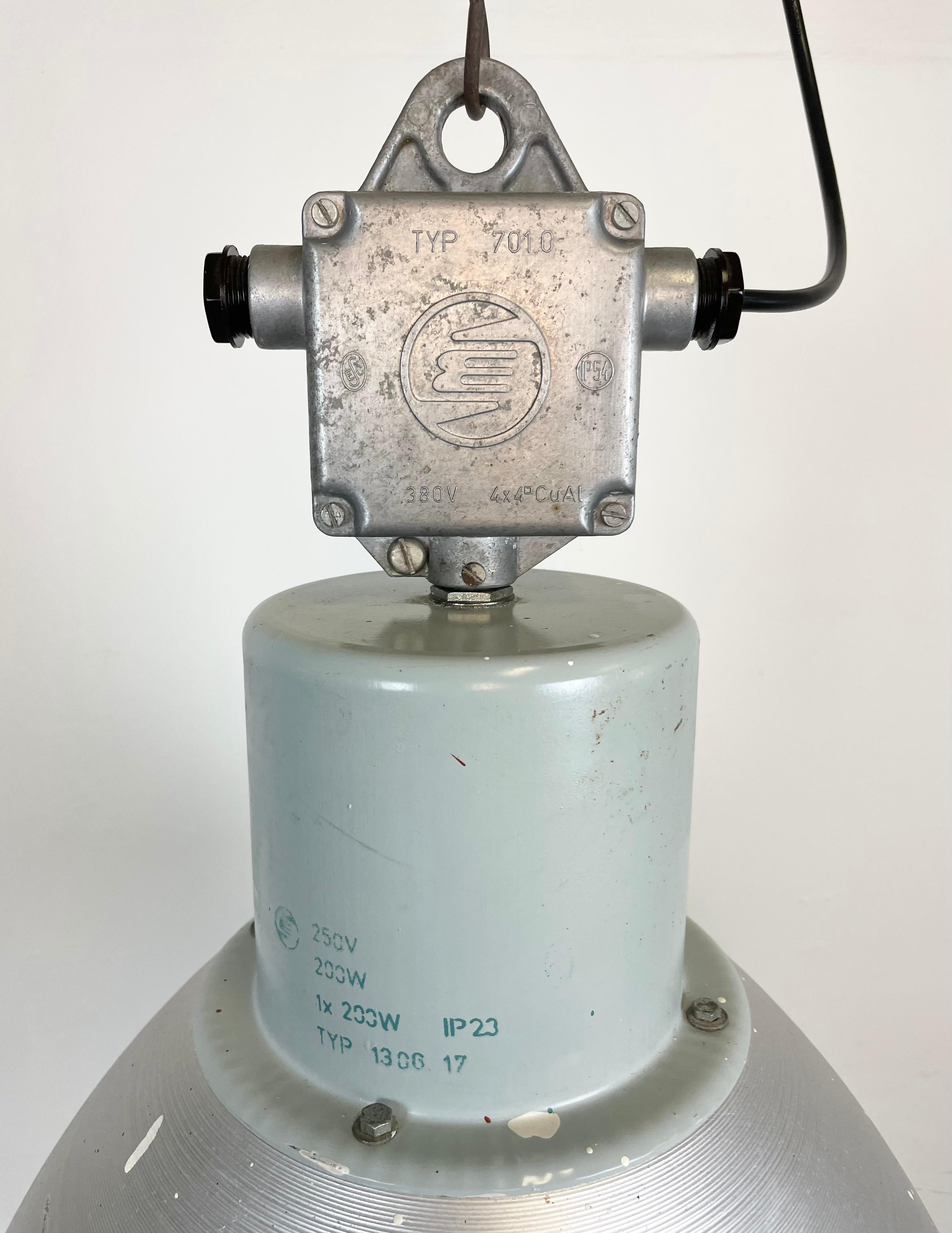 Industrielle Aluminium-Pendelleuchte aus Elektrosvit, 1960er Jahre im Zustand „Gut“ im Angebot in Kojetice, CZ