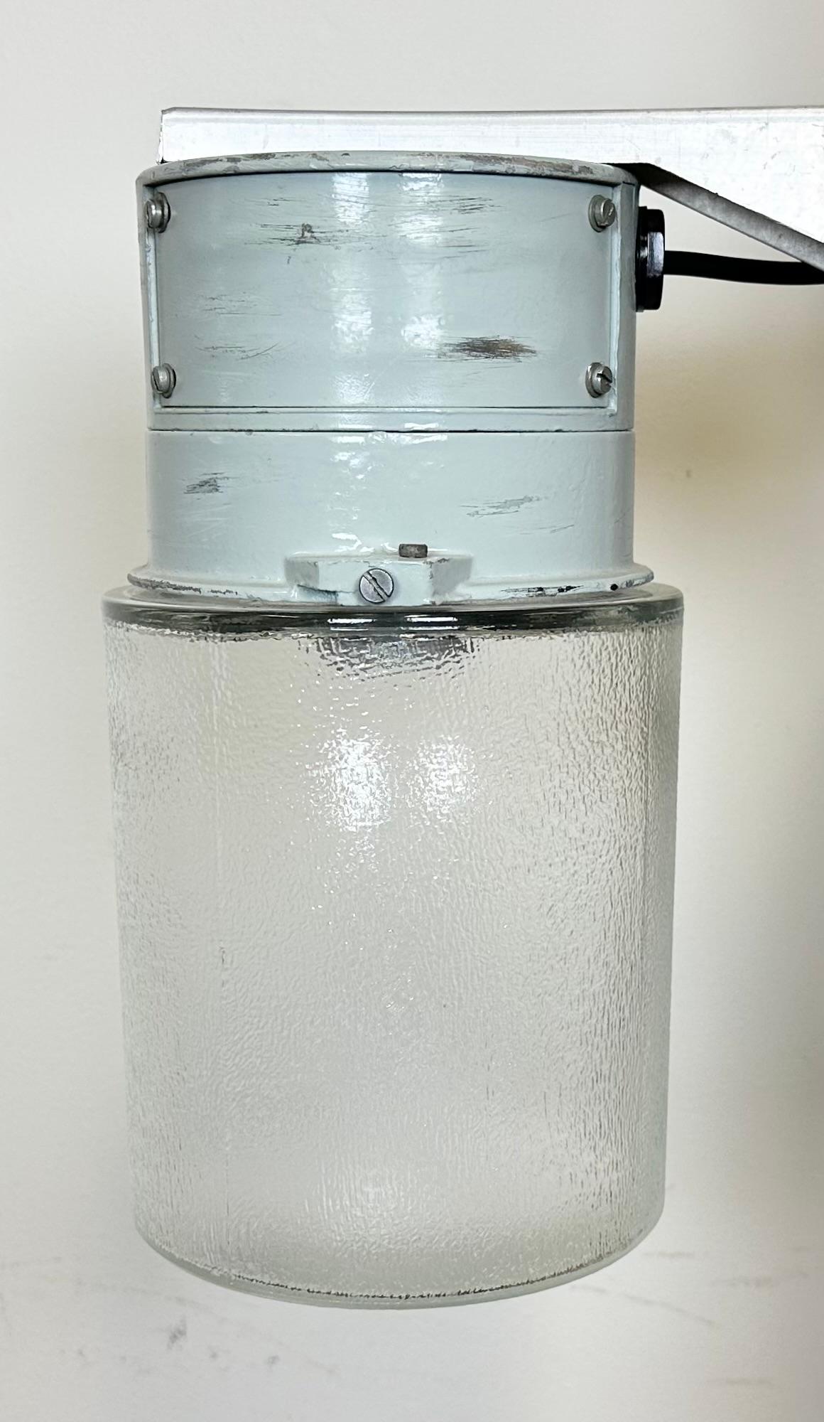 Industrielle Wandleuchte aus Aluminium mit mattiertem Glas von Elektrosvit, 1970er Jahre im Zustand „Gut“ im Angebot in Kojetice, CZ