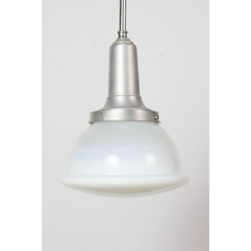 20ième siècle Lampe à suspension industrielle en aluminium et verre en vente