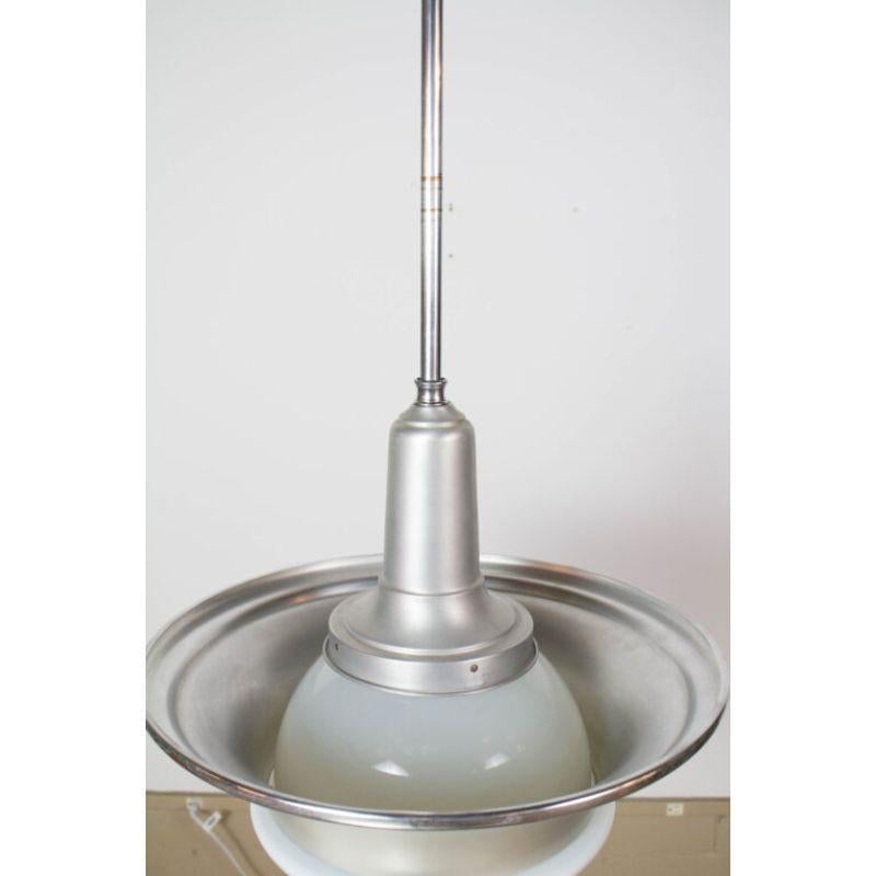 Lampe à suspension industrielle en aluminium et verre en vente 3