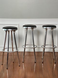 Taburetes de bar de aluminio de estilo industrial, diseñados por Joan Casas i Ortínez para Indecasa, España