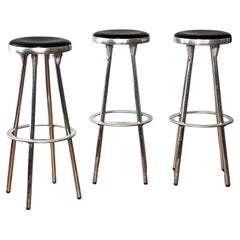 Taburetes de bar de aluminio de estilo industrial, diseñados por Joan Casas i Ortínez para Indecasa, España