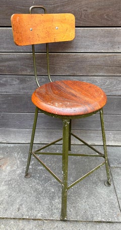 Taburete industrial de hierro angular de RCA Labs, fabricado por Angle Steel Stool Co., década de 1940