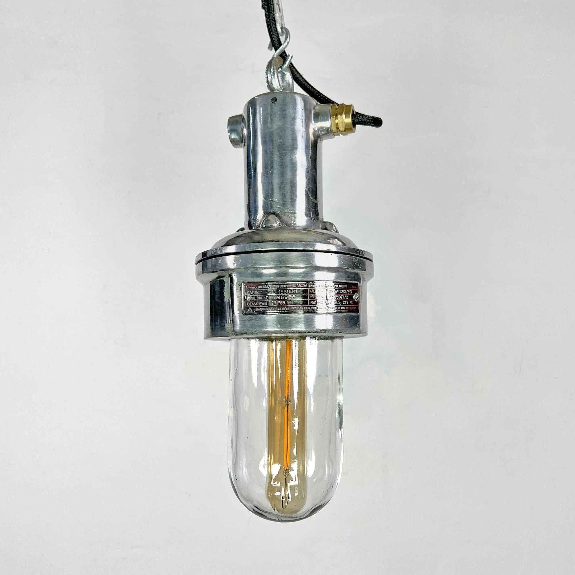 Fabricada en aluminio fundido y cristal templado con placa de fabricante, esta lámpara colgante industrial recuperada aporta un auténtico encanto industrial a cualquier espacio, al tiempo que ofrece la robusta funcionalidad de una lámpara industrial