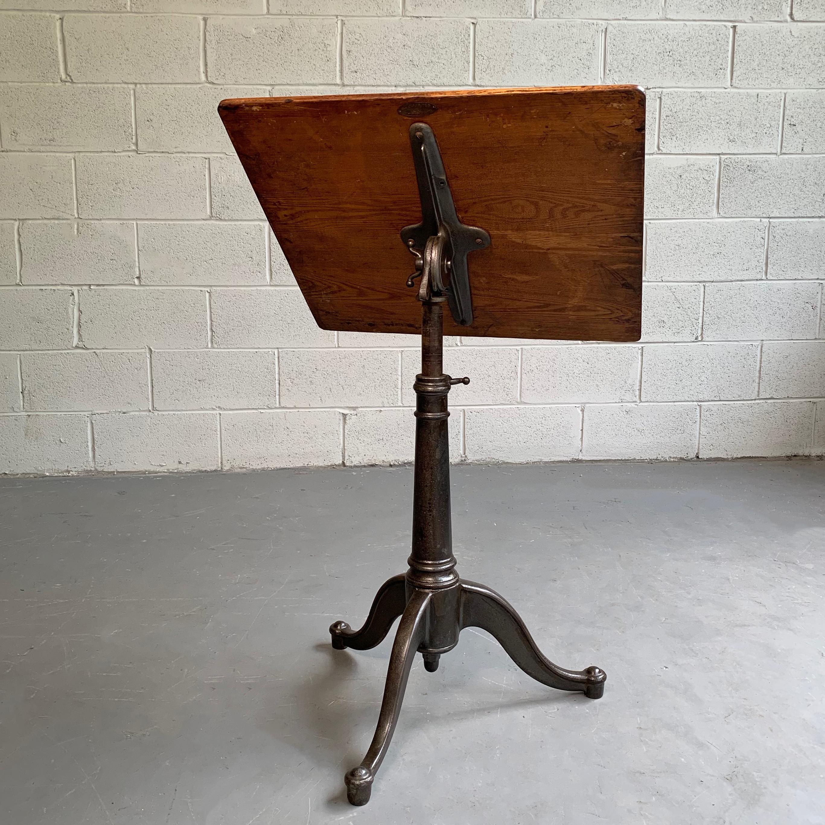 Industrial Antique Oak Artist Rendering Easel with Cast Iron Base In Good Condition In Brooklyn, NY