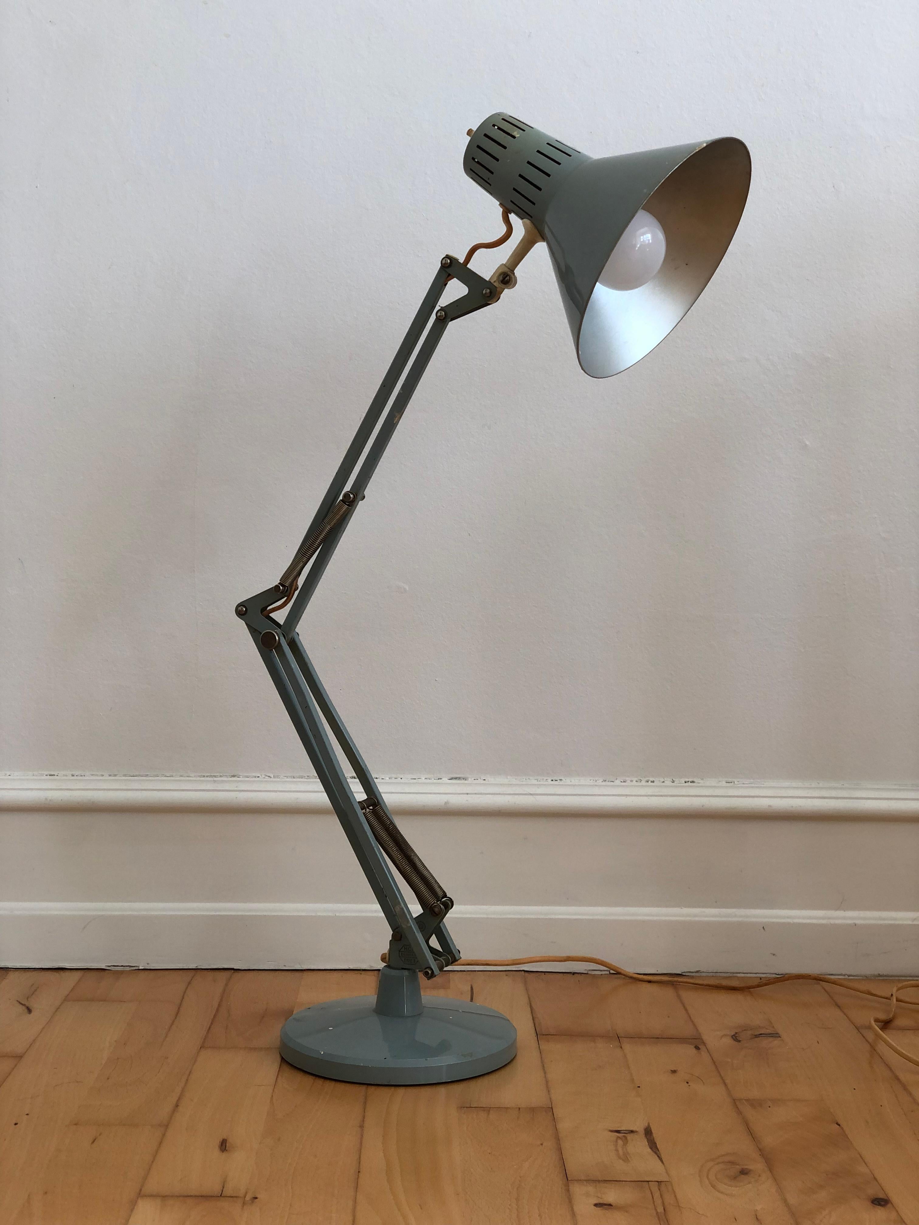 Lampada da scrivania originale vintage da architetto scandinavo degli anni '70, progettata da HCF Denmark per il Fysisk-Kemisk Institut di Copenhagen. 
Realizzato in acciaio con finitura verniciata a polvere di colore grigio/verde/blu e tre punti di
