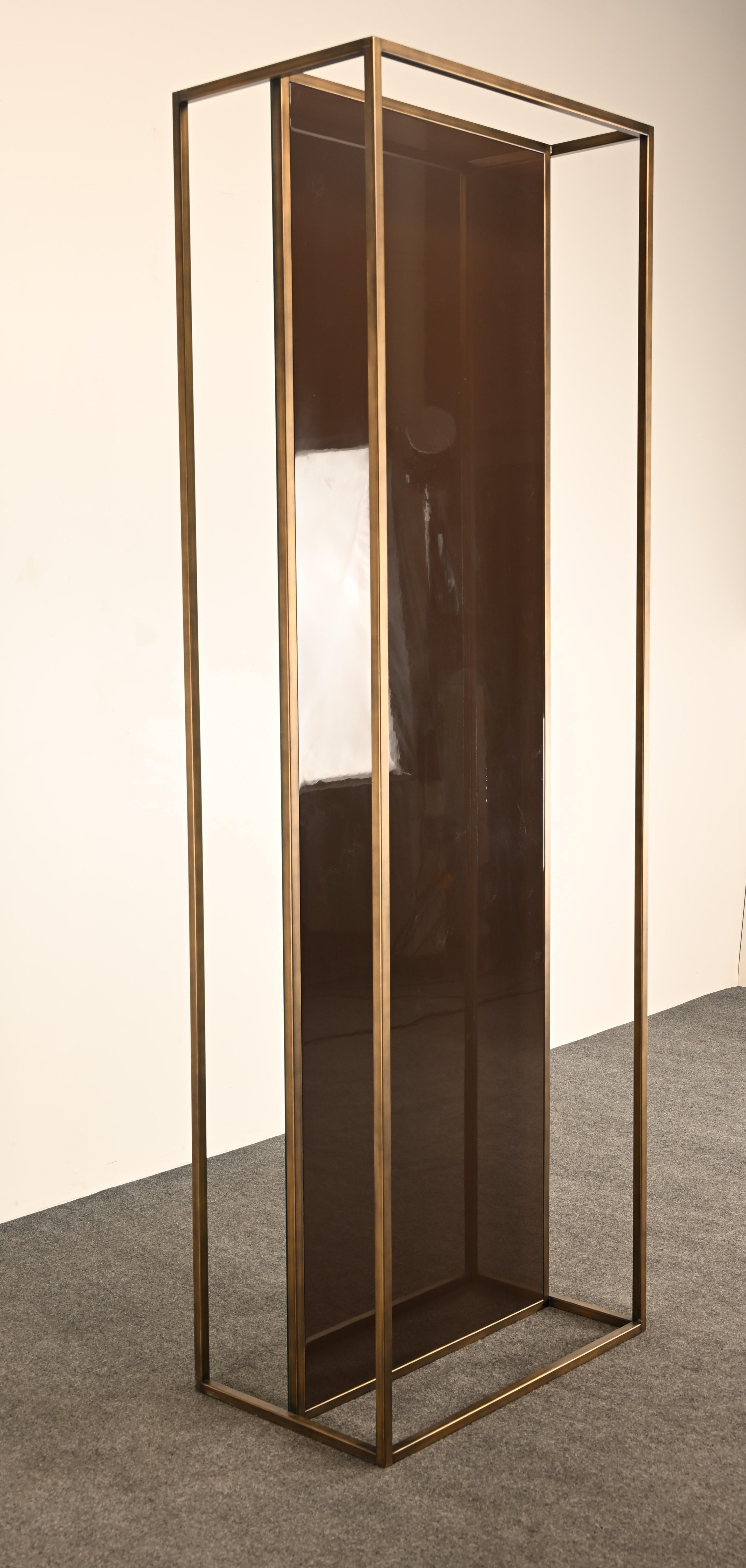 Ein auffallend moderner oder zeitgenössischer architektonischer Ganzkörperspiegel mit einem schlanken, offenen bronzefarbenen Metallrahmen (bronzefarbener Stahl) und plattiertem Spiegelglas. Das minimalistische, freistehende Design verleiht ihm eine