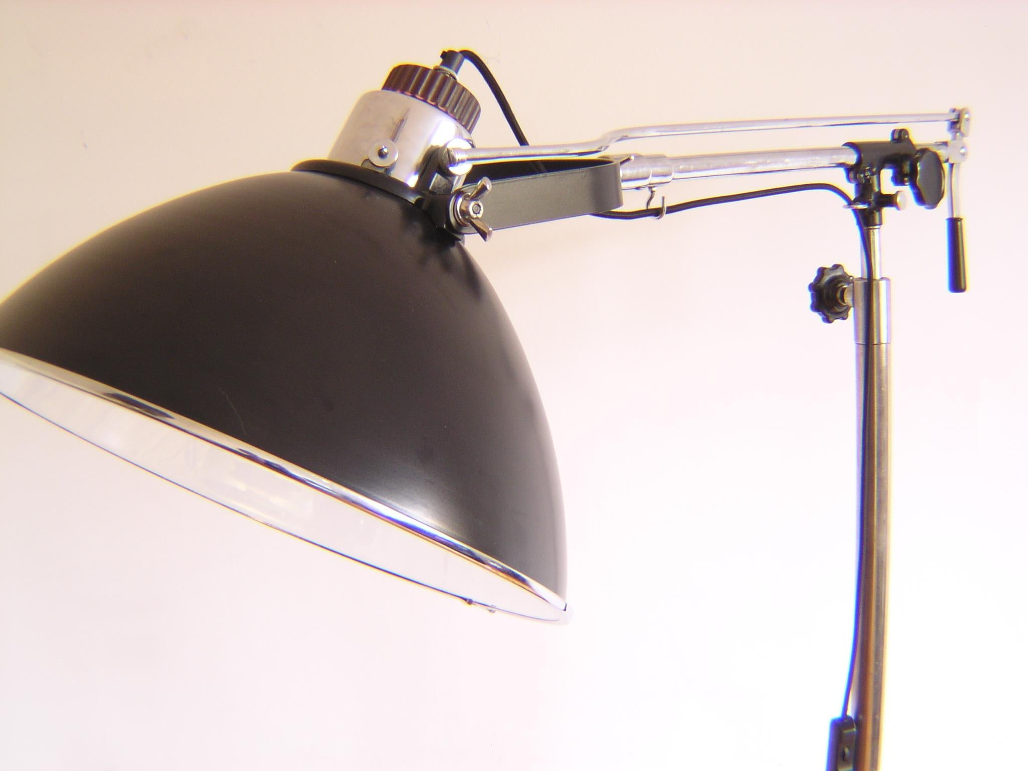Lámpara de pie industrial vintage regulable, años 50 en venta 3