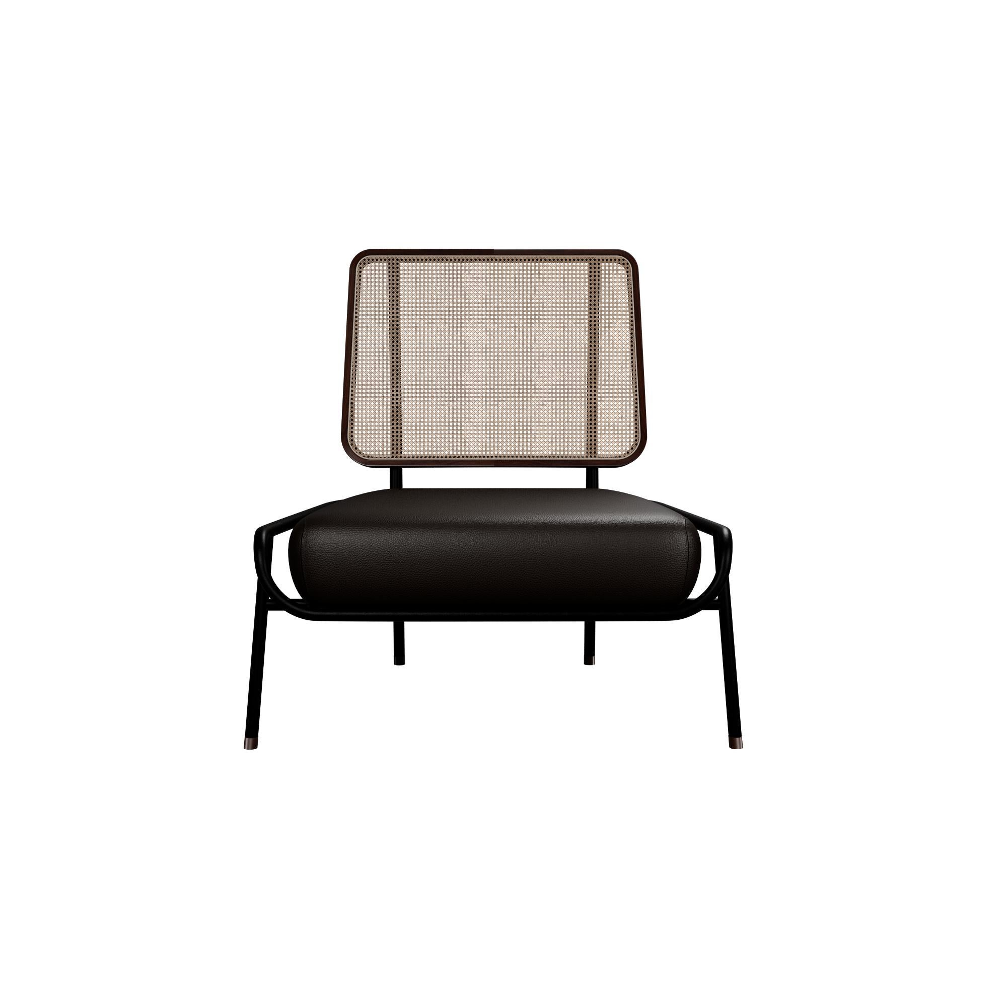 Le fauteuil sans accoudoirs DUV de Nature est doté d'une structure en fer robuste qui constitue une base solide, tandis que le dossier en rotin tressé de manière complexe, soutenu par un cadre en bois de frêne, ajoute une touche de beauté naturelle.