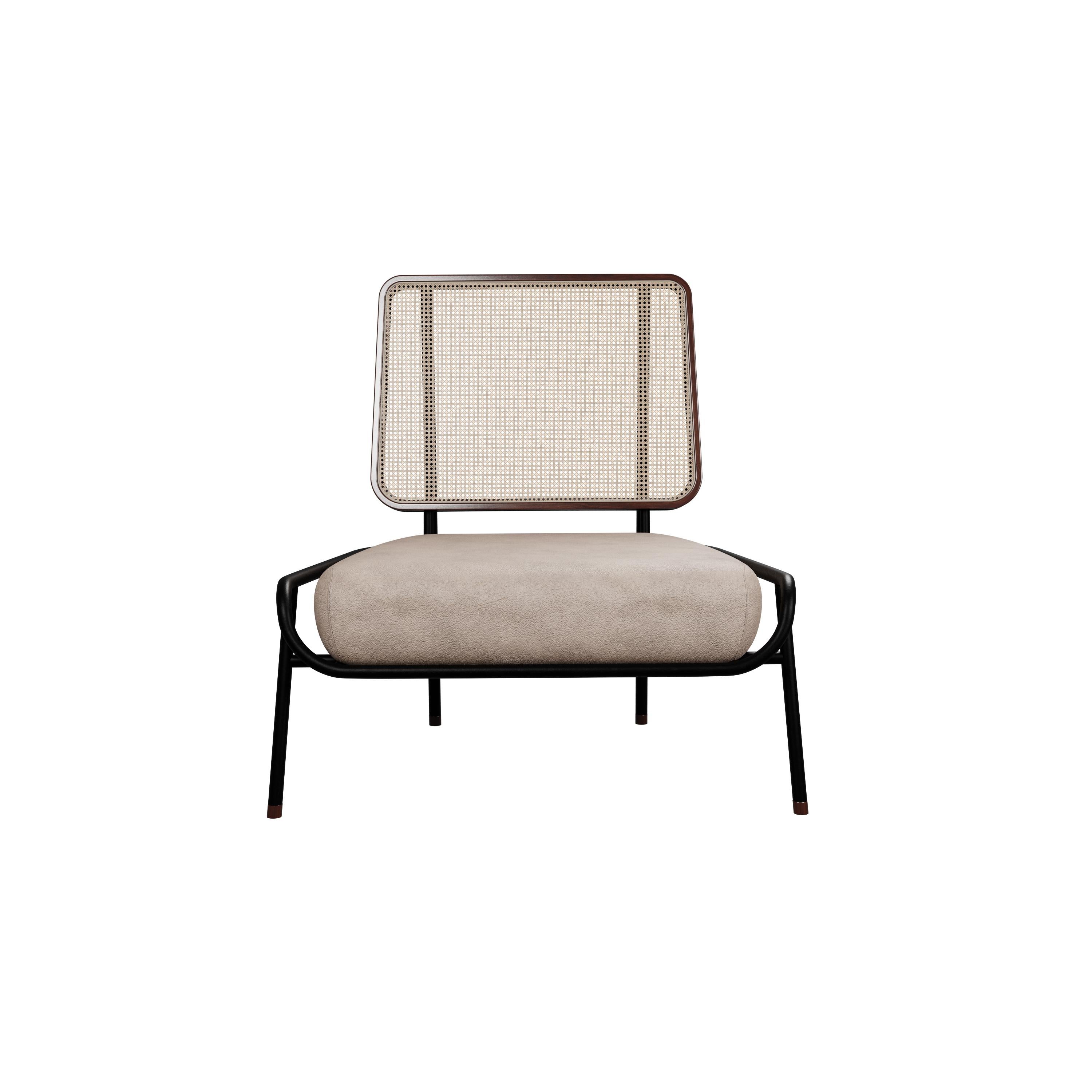 Le fauteuil sans accoudoirs DUV de Nature est doté d'une structure en fer robuste qui constitue une base solide, tandis que le dossier en rotin tressé de manière complexe, soutenu par un cadre en bois de frêne, ajoute une touche de beauté naturelle.