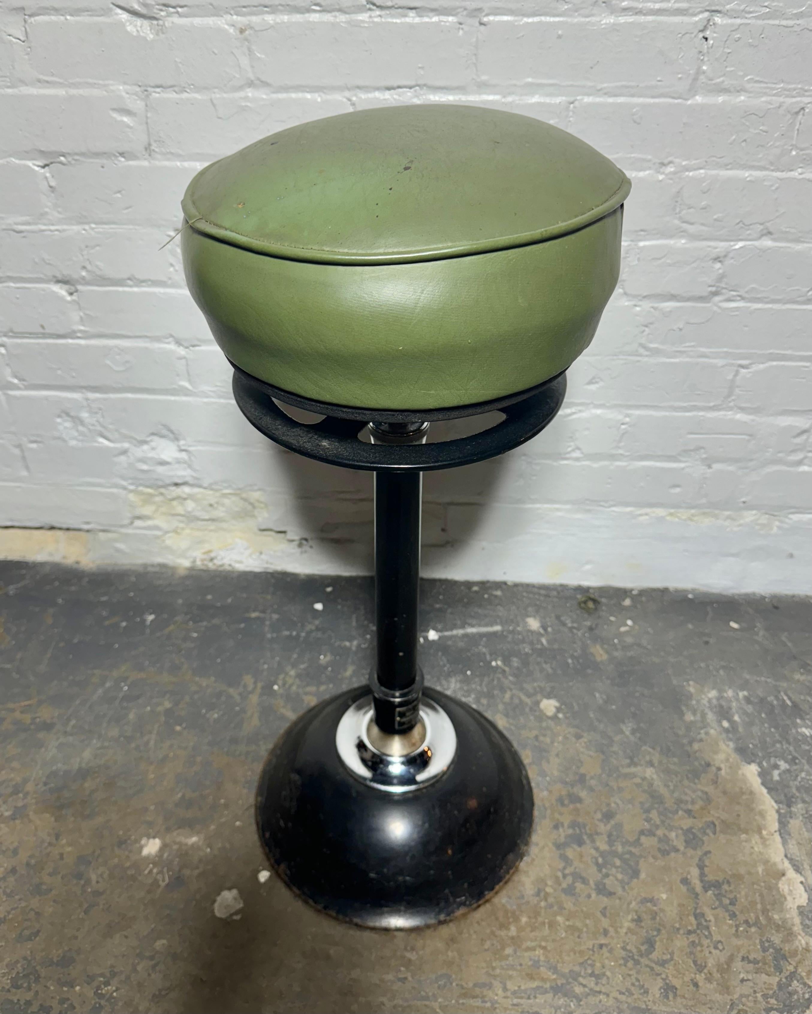 Tabouret médical industriel de style Art déco de Ritter Mobilrest. Il est doté d'une tige chromée articulée qui pivote dans la rotule de la base lestée en fonte peinte et d'un levier en porcelaine à dégagement rapide qui permet de régler la hauteur