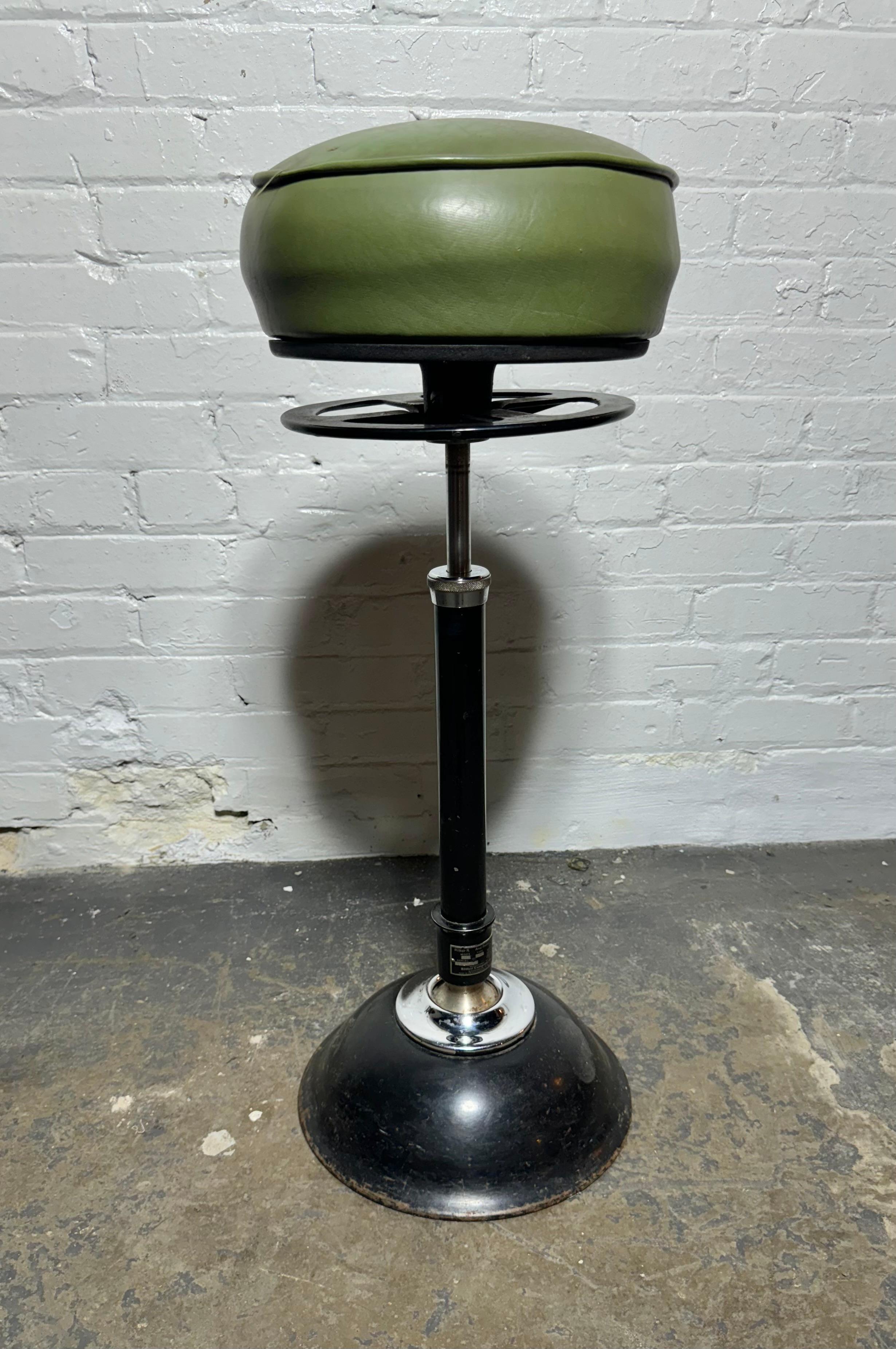 Industriel Tabouret médical réglable en cuir industriel/Art déco / par Ritter en vente