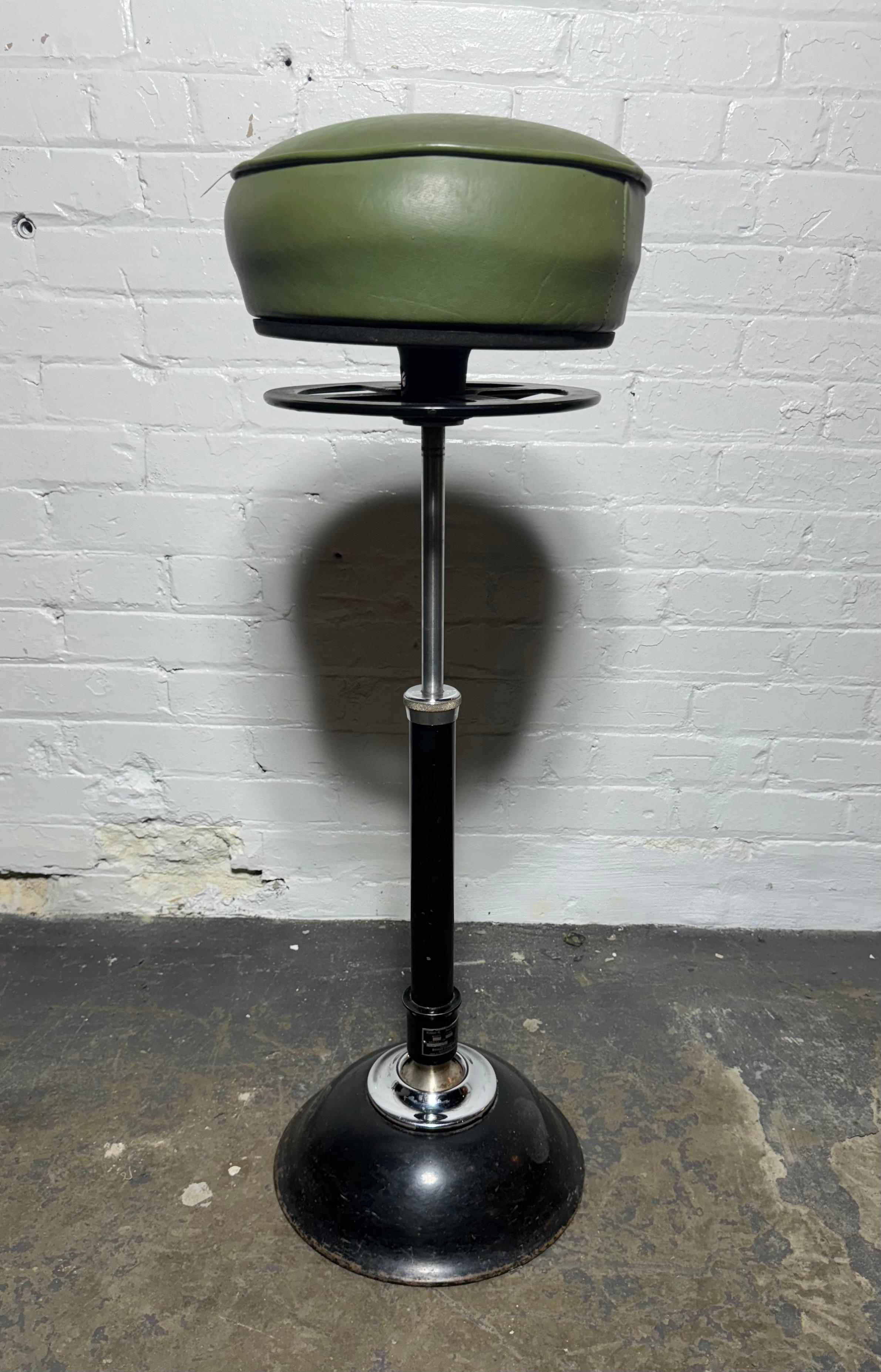 Américain Tabouret médical réglable en cuir industriel/Art déco / par Ritter en vente