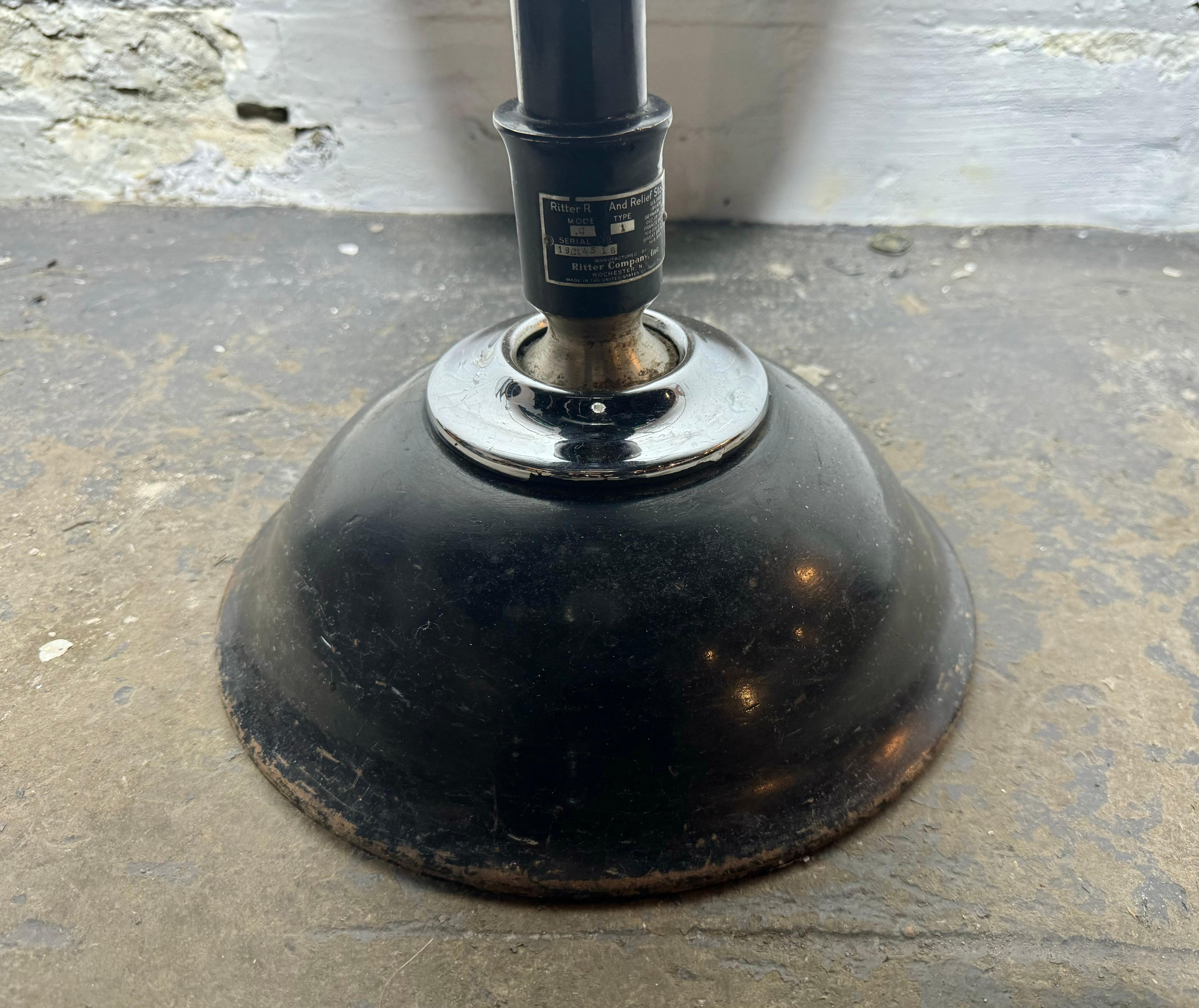 Tabouret médical réglable en cuir industriel/Art déco / par Ritter Bon état - En vente à Buffalo, NY