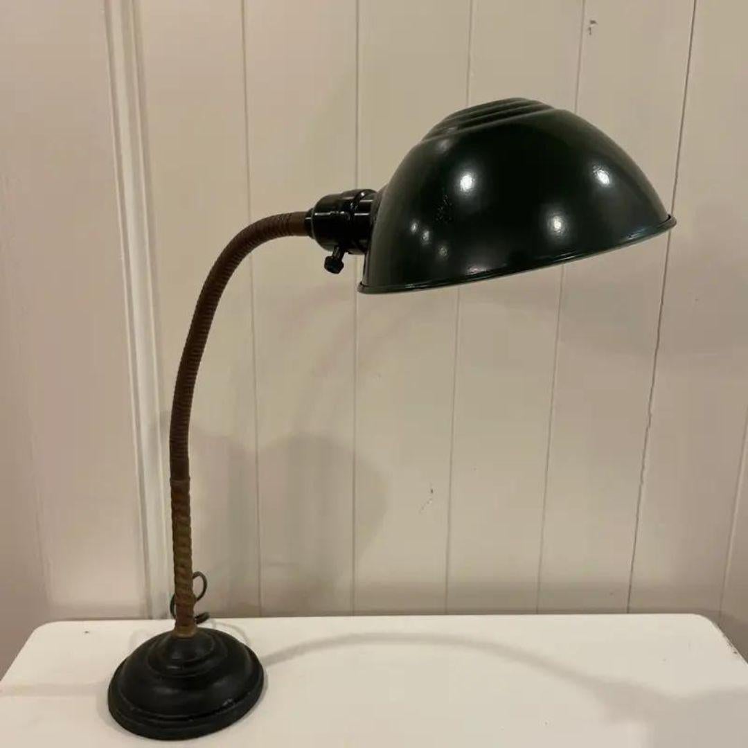 Industrielle Art Deco Antike Schreibtischlampe mit Gänsehals-Schirm Anfang 20. im Angebot 4