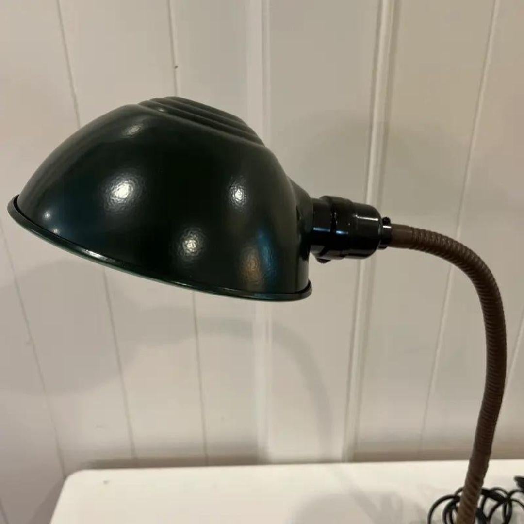 Art déco Lampe de bureau industrielle Art Deco avec abat-jour en forme de col de cygne Début 20ème siècle en vente