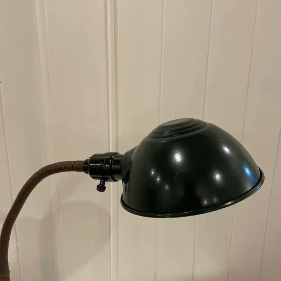 20ième siècle Lampe de bureau industrielle Art Deco avec abat-jour en forme de col de cygne Début 20ème siècle en vente